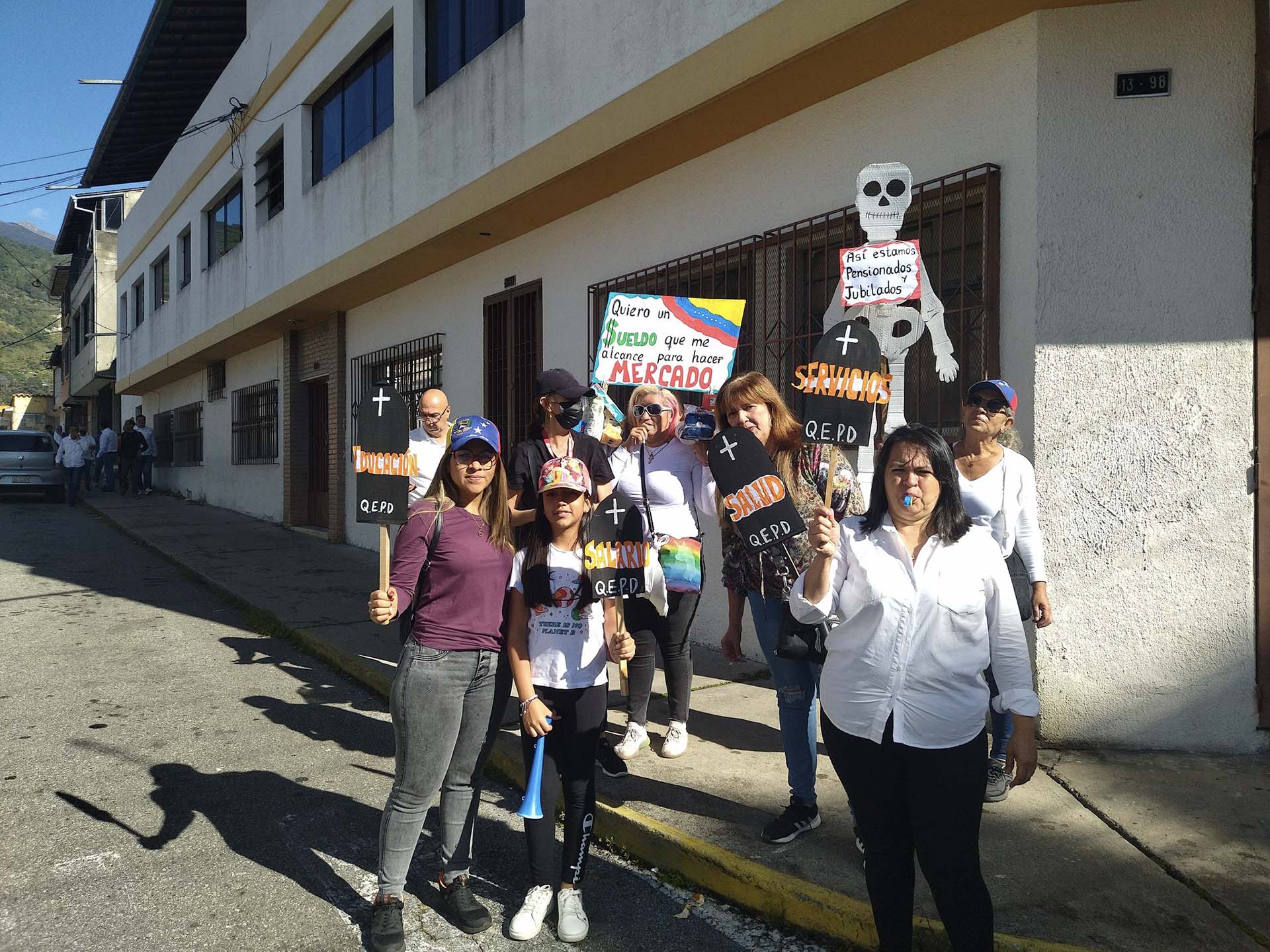 Un grupo de trabajadores marchan en Mérida