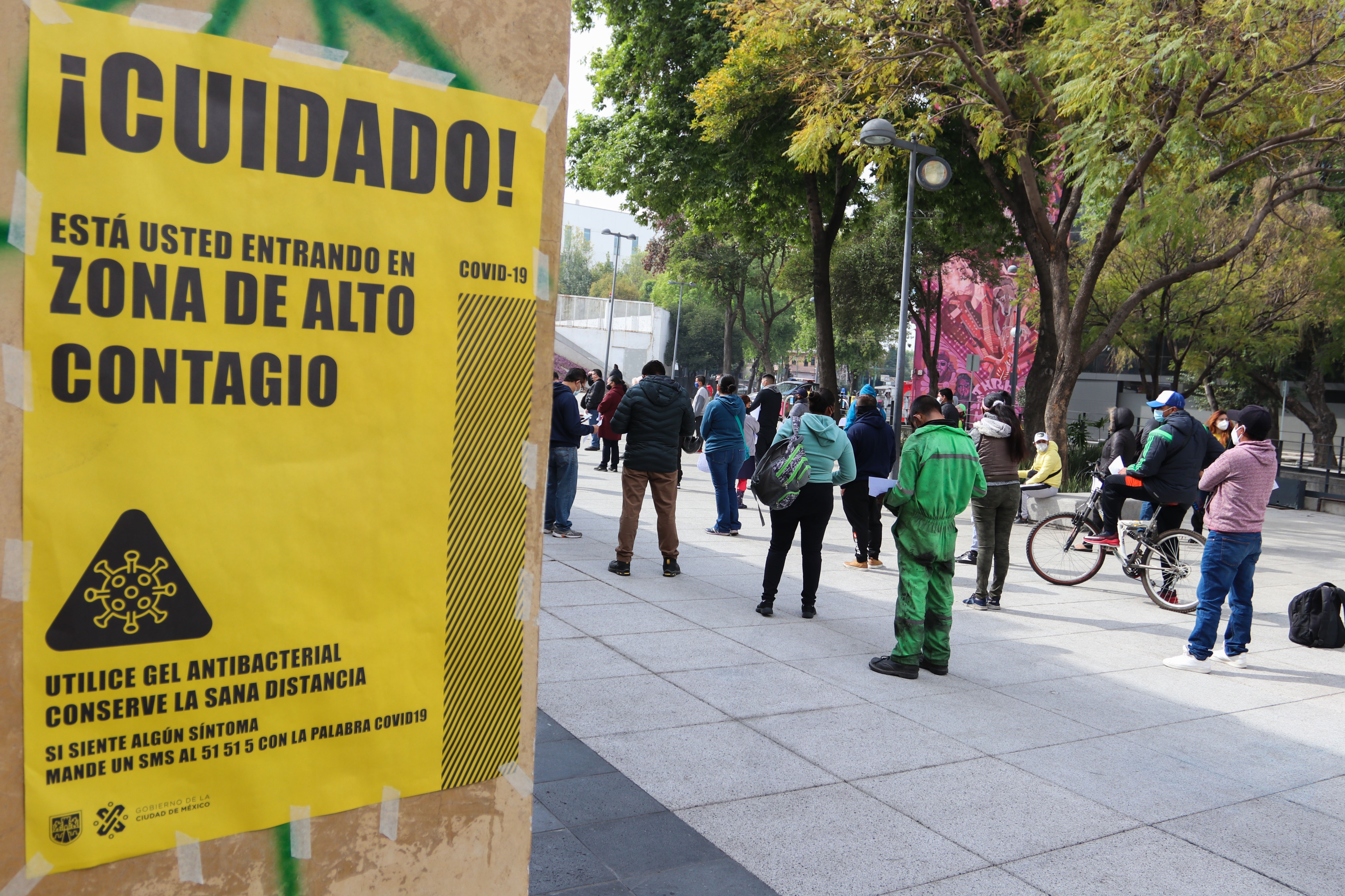 Decenas de personas esperan su turno para realizarse la prueba para detectar la COVID-19, en un Quiosco instalado en la Ciudad de México (Foto: EFE/José Pazos)

