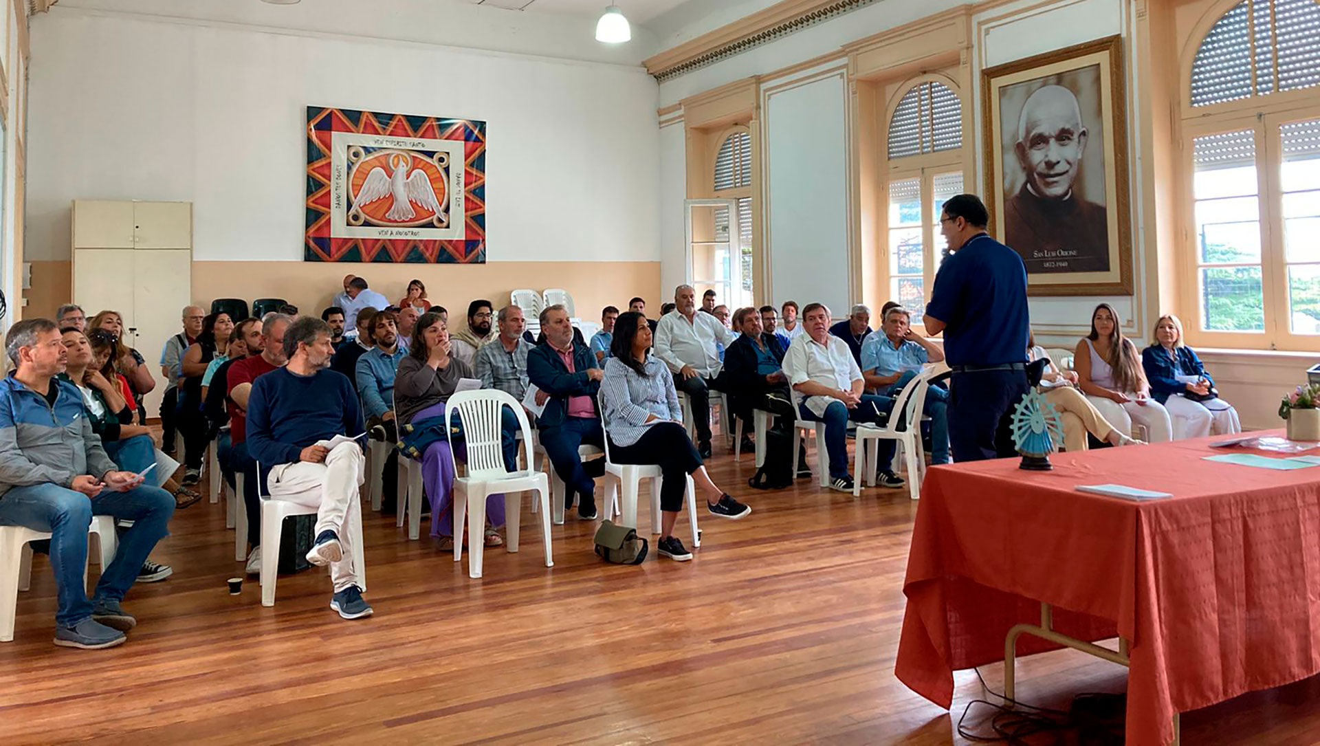 Retiro para dirigentes en la parroquia Sagrada Familia de Mar del Plata. El momento de una de las meditaciones del obispo Gabriel Mestre