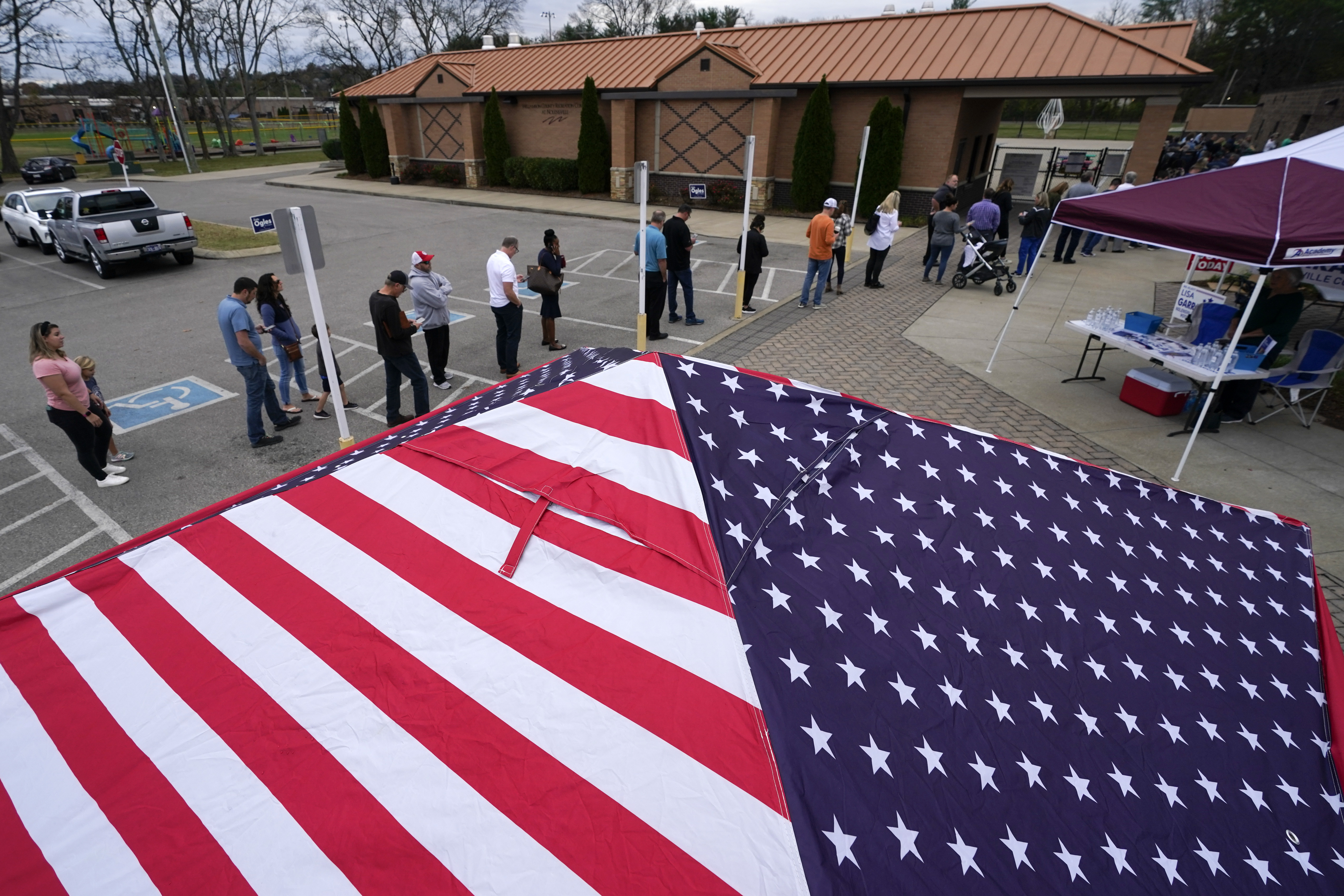 La gente hace cola para votar cerca de las carpas instaladas por los partidarios de los candidatos el martes 8 de noviembre de 2022, en Nolensville, Tennessee (AP Photo/Mark Humphrey)