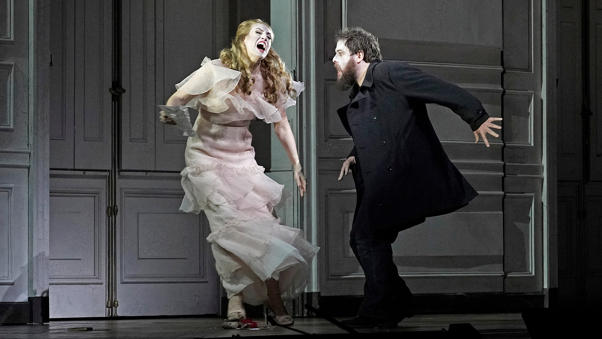 Brenda Rae como Ofelia y Allan Clayton como Hamlet en una adaptación de "Hamlet" de Shakespeare en la Met (Karen Almond/Ópera Metropolitana vía AP)