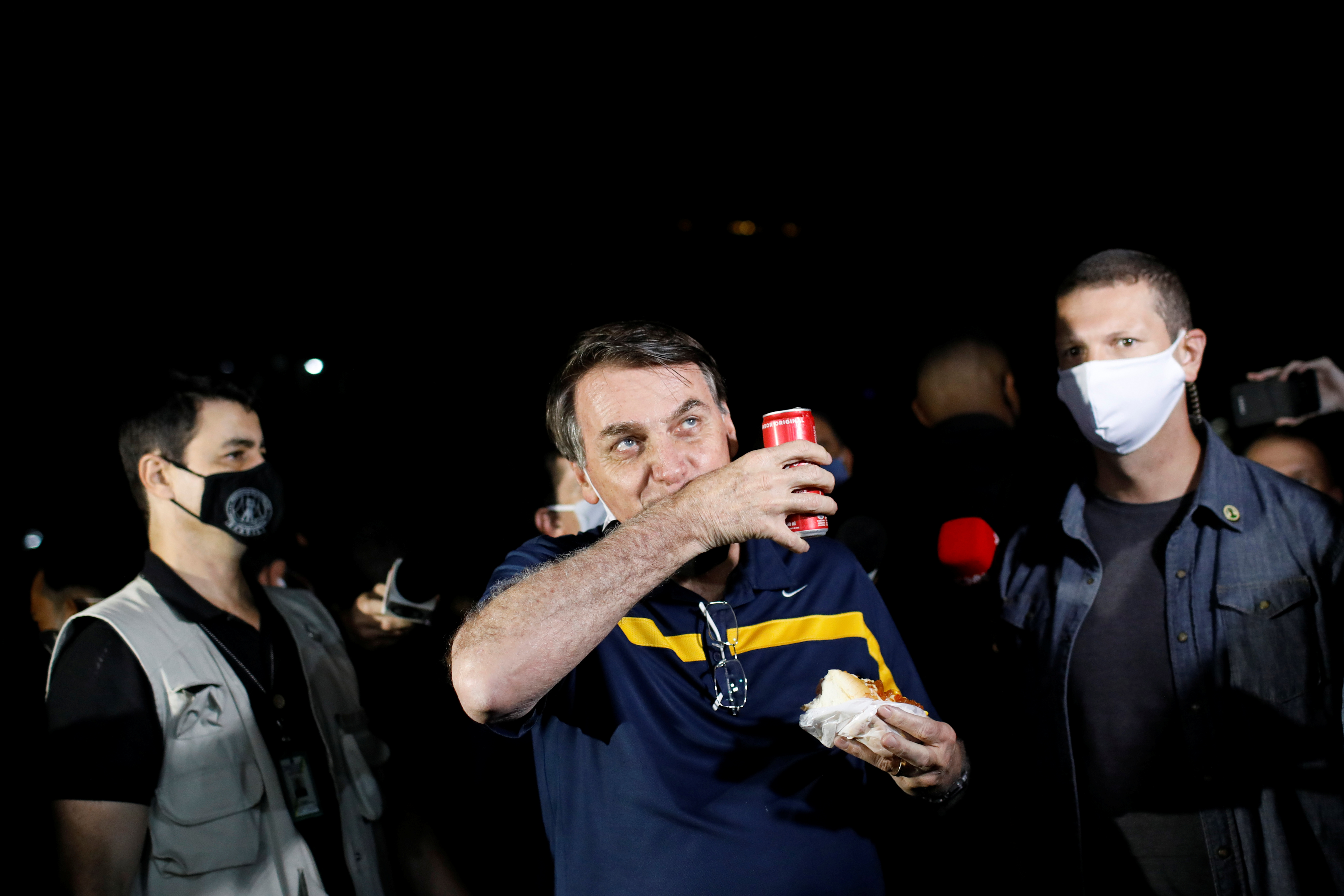 Nuevamente, el presidente Bolsonaro comiendo un hotdog, sin máscara y sin respetar la distancia social REUTERS/Adriano Machado