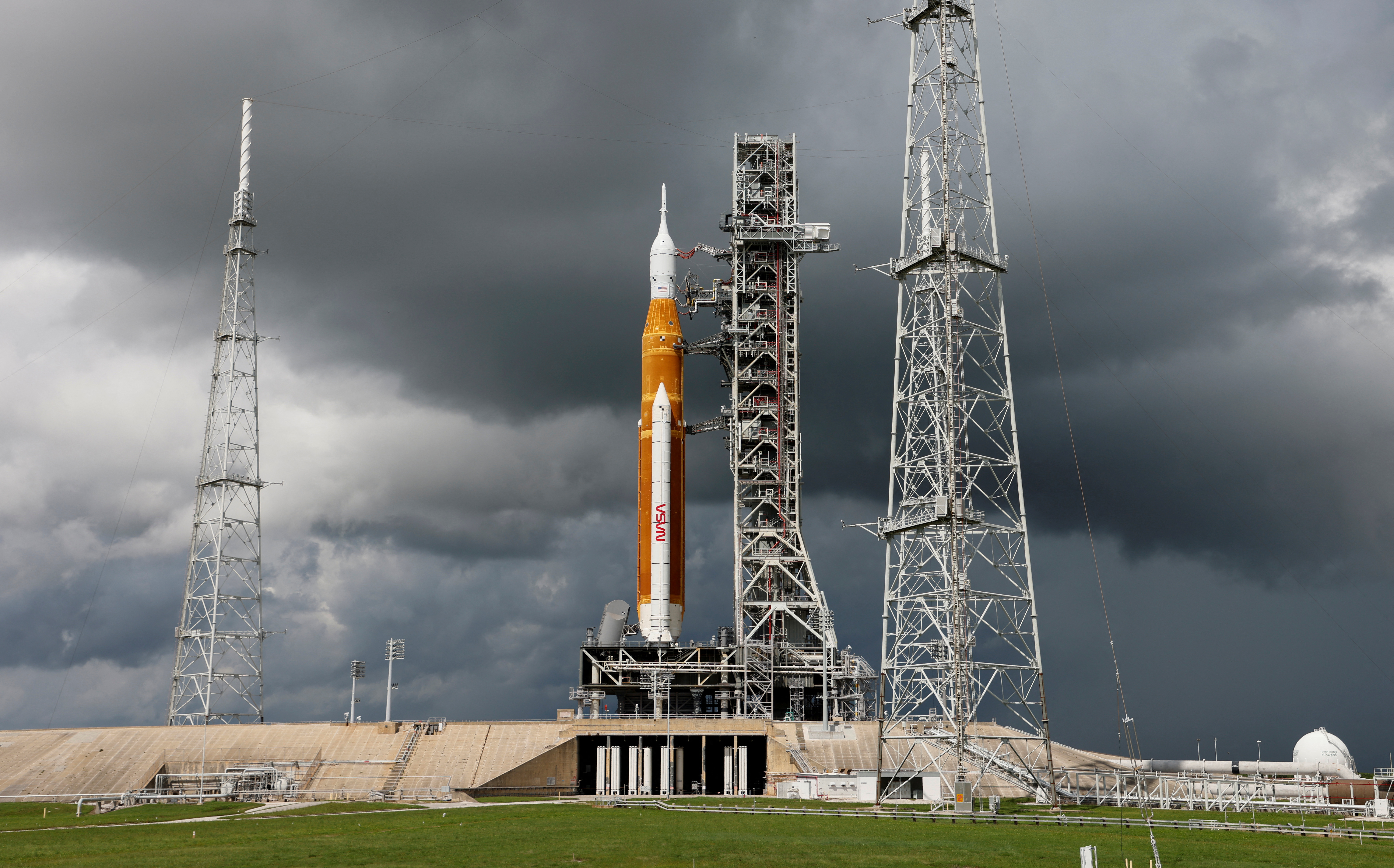 El cohete lunar de nueva generación de la NASA, el Sistema de Lanzamiento Espacial (SLS) con la cápsula de la tripulación Orion encaramada en la parte superior, se encuentra en el complejo de lanzamiento 39B antes de su lanzamiento de prueba reprogramado para la misión Artemis 1 en Cabo Cañaveral, Florida, EE.UU. 2 de septiembre de 2022.  REUTERS/Joe Skipper