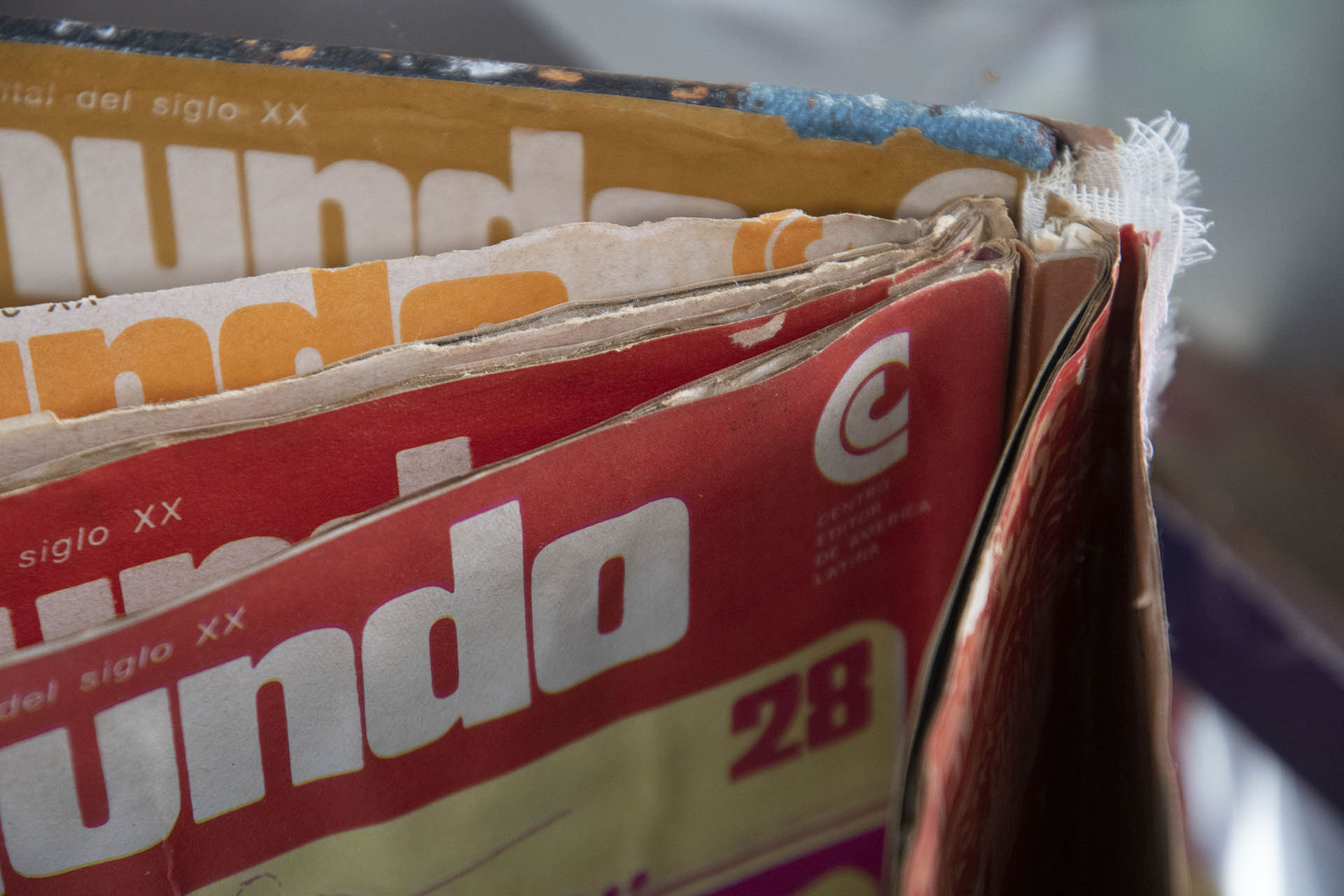 La obra de 100 artistas forma parte de la muestra "Más libros para más memoria" (Foto: Télam S. E.)