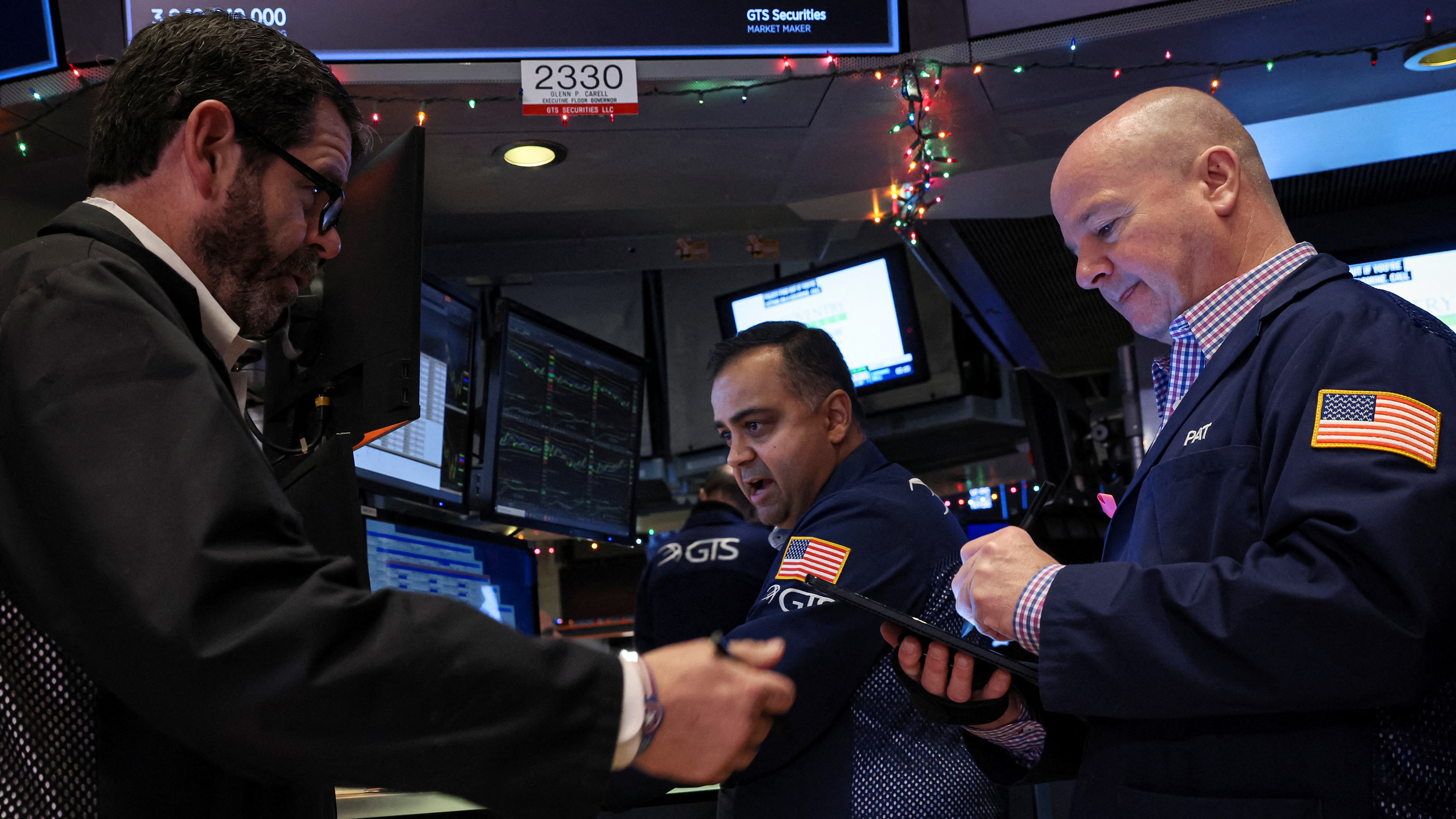 Traders work on the floor of the New York Stock Exchange (NYSE) in New York City, U.S., December 7, 2022.  REUTERS/Brendan McDermid