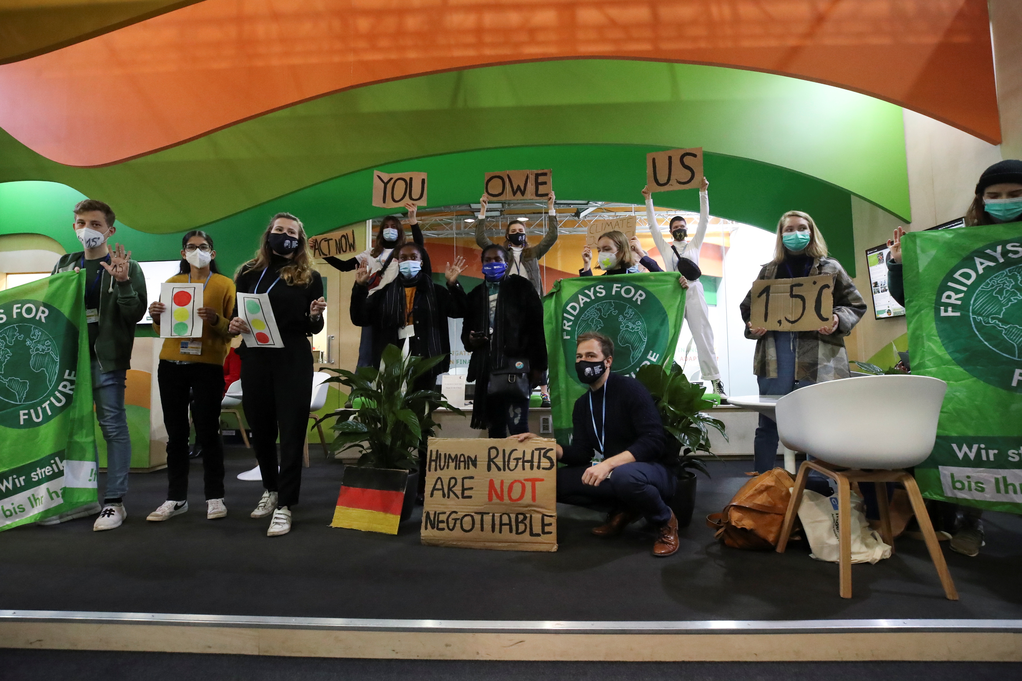 La gente protesta durante la Conferencia de las Naciones Unidas sobre el Cambio Climático (COP26), en Glasgow, Escocia, Gran Bretaña, el 10 de noviembre de 2021. REUTERS / Yves Herman