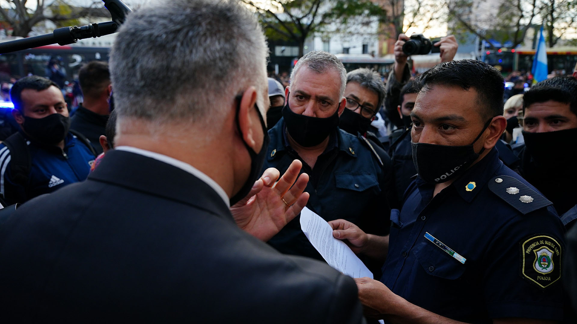 Los policías que protestaron ayer en Olivos rechazaron ingresar para hablar con el Presidente y presentaron un petitorio (fotos: Franco Fafasuli)