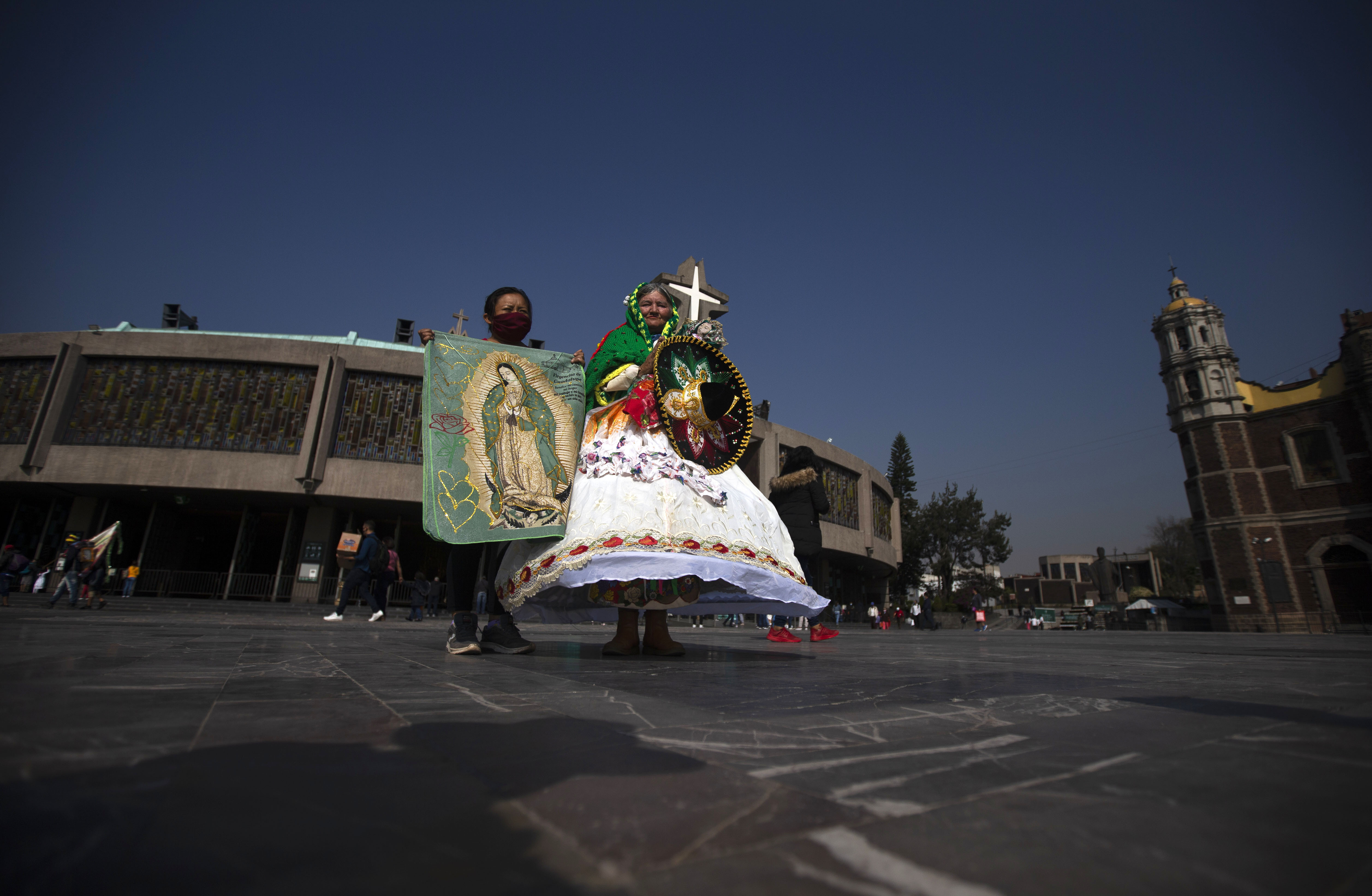 Peregrinos caminan en la plaza frente a la Basílica de la Virgen de Guadalupe en la Ciudad de México, el miércoles 9 de diciembre de 2020.