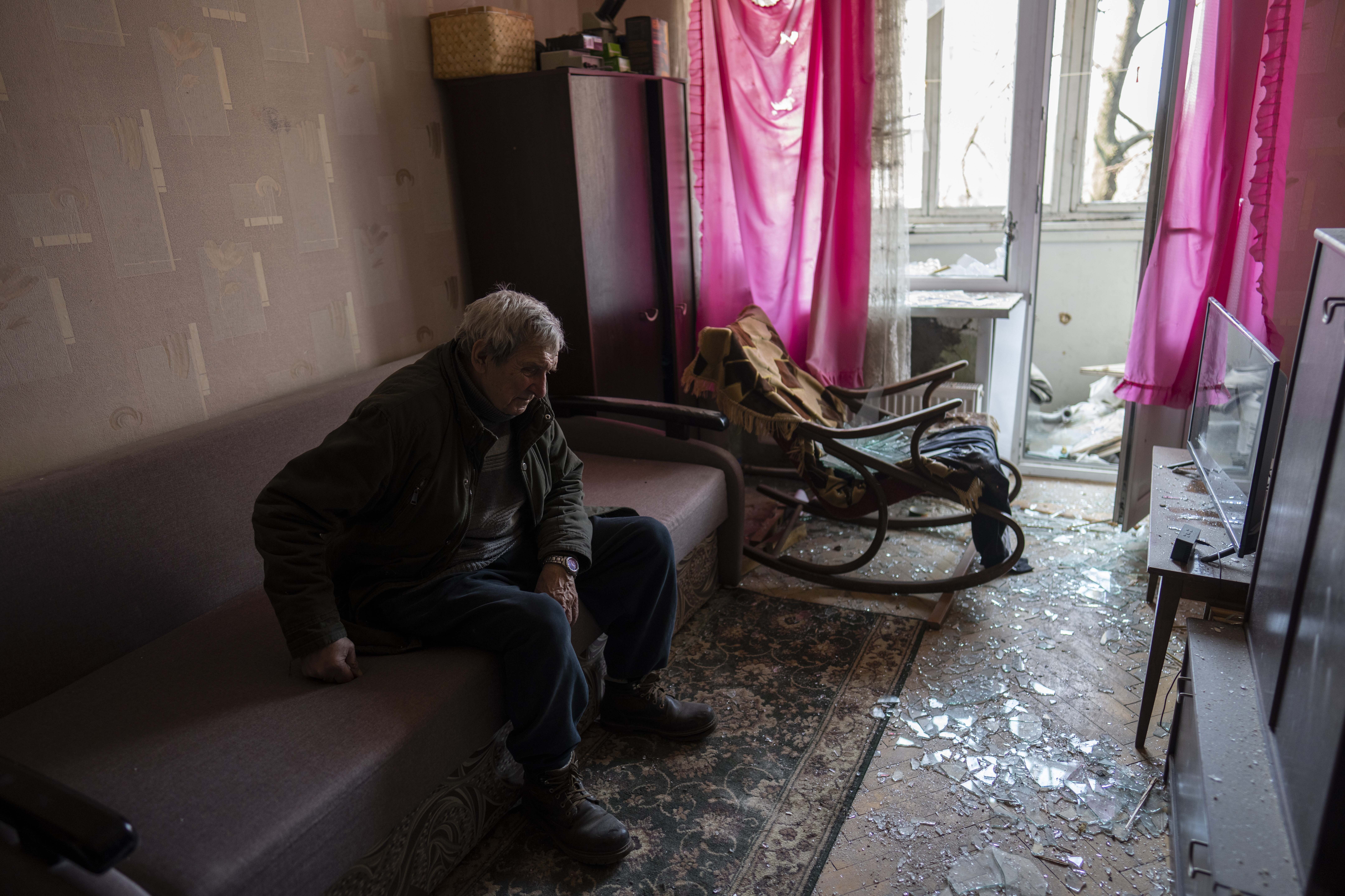 Volodymyr, de 80 años, descansa en su departamento, dañado por las bombas rusas tras el asedio de la capital de Ucrania, Kiev (AP Photo/Rodrigo Abd)