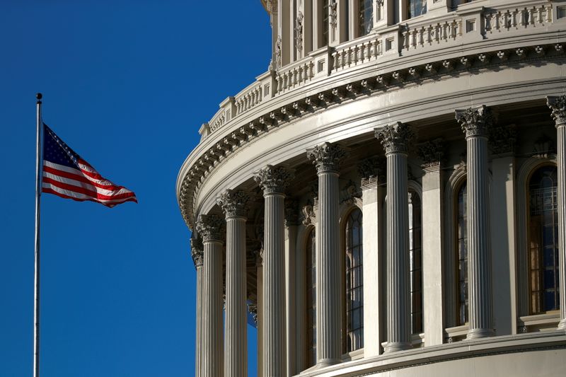 La bandera estadounidense ondeando afuera del domo del Capitolio en Washington (Foto: Reuters)