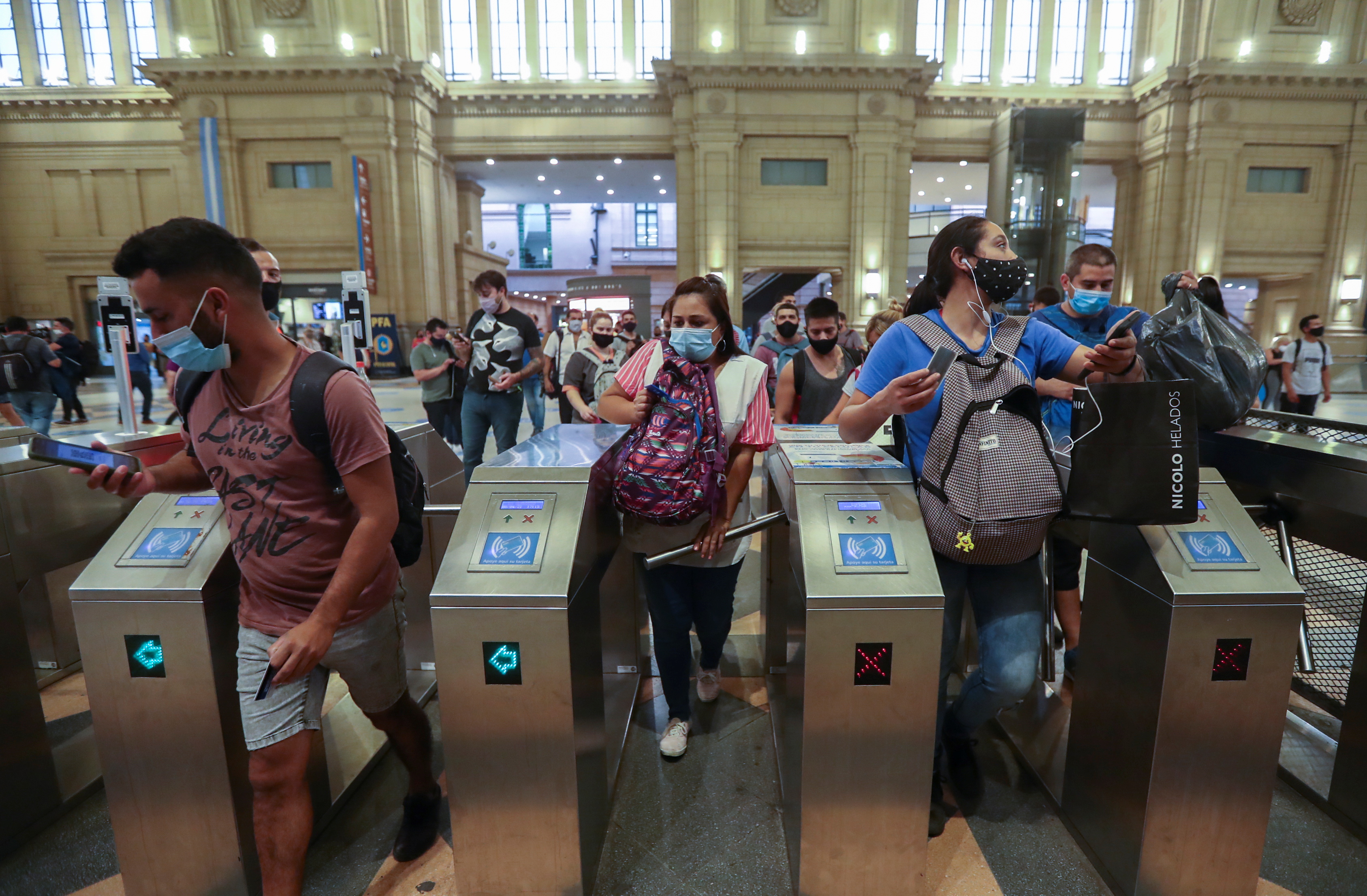 El transporte público en el AMBA ya es exclusivo para los trabajadores esenciales (REUTERS/Agustin Marcarian)