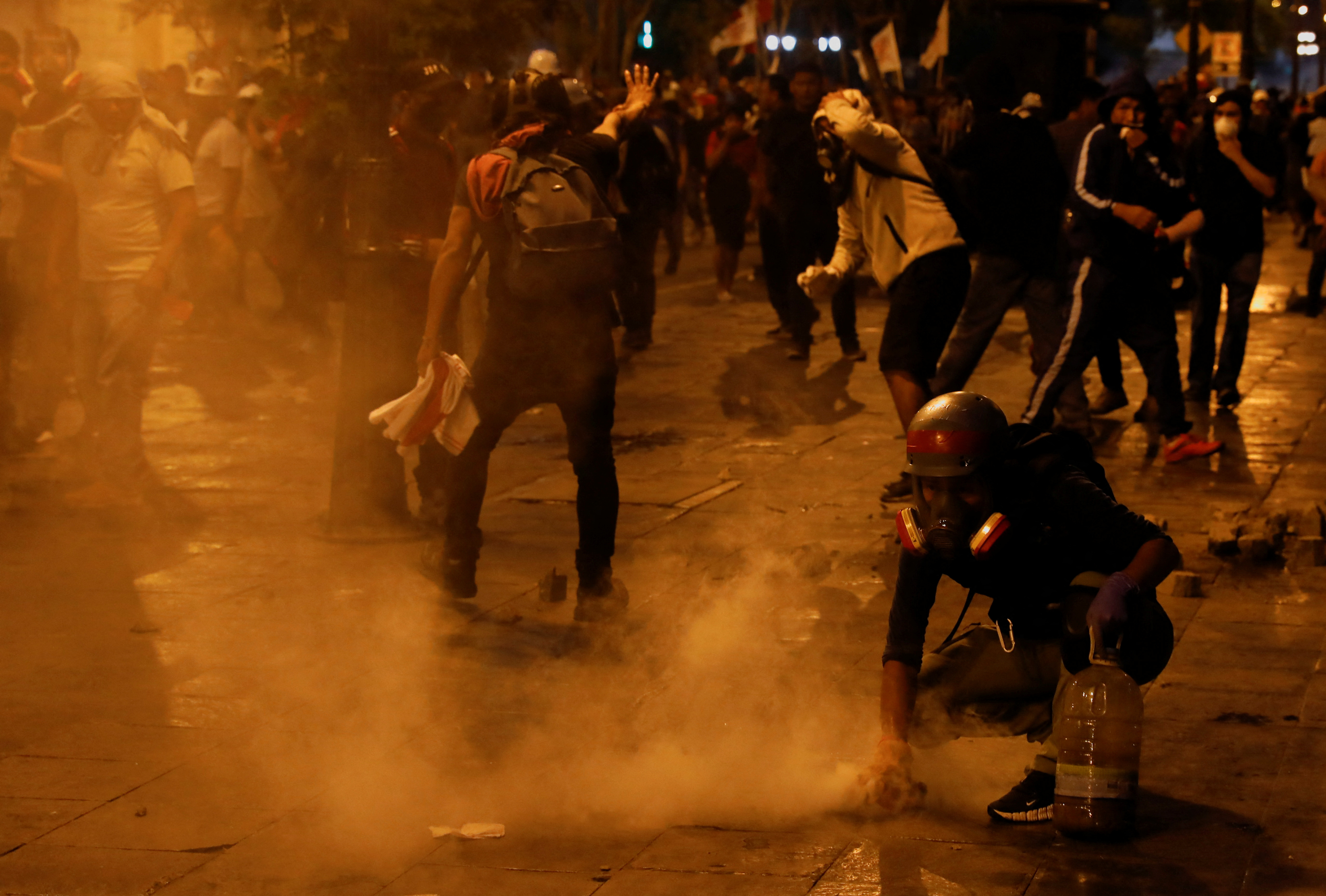 Manifestantes siguen creando caos en varios puntos de Lima. REUTERS/Alessandro Cinque