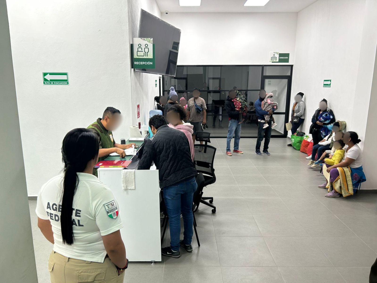 Migrants in an INM office to process their humanitarian visa (Photo: Twitter/INAMI_mx)