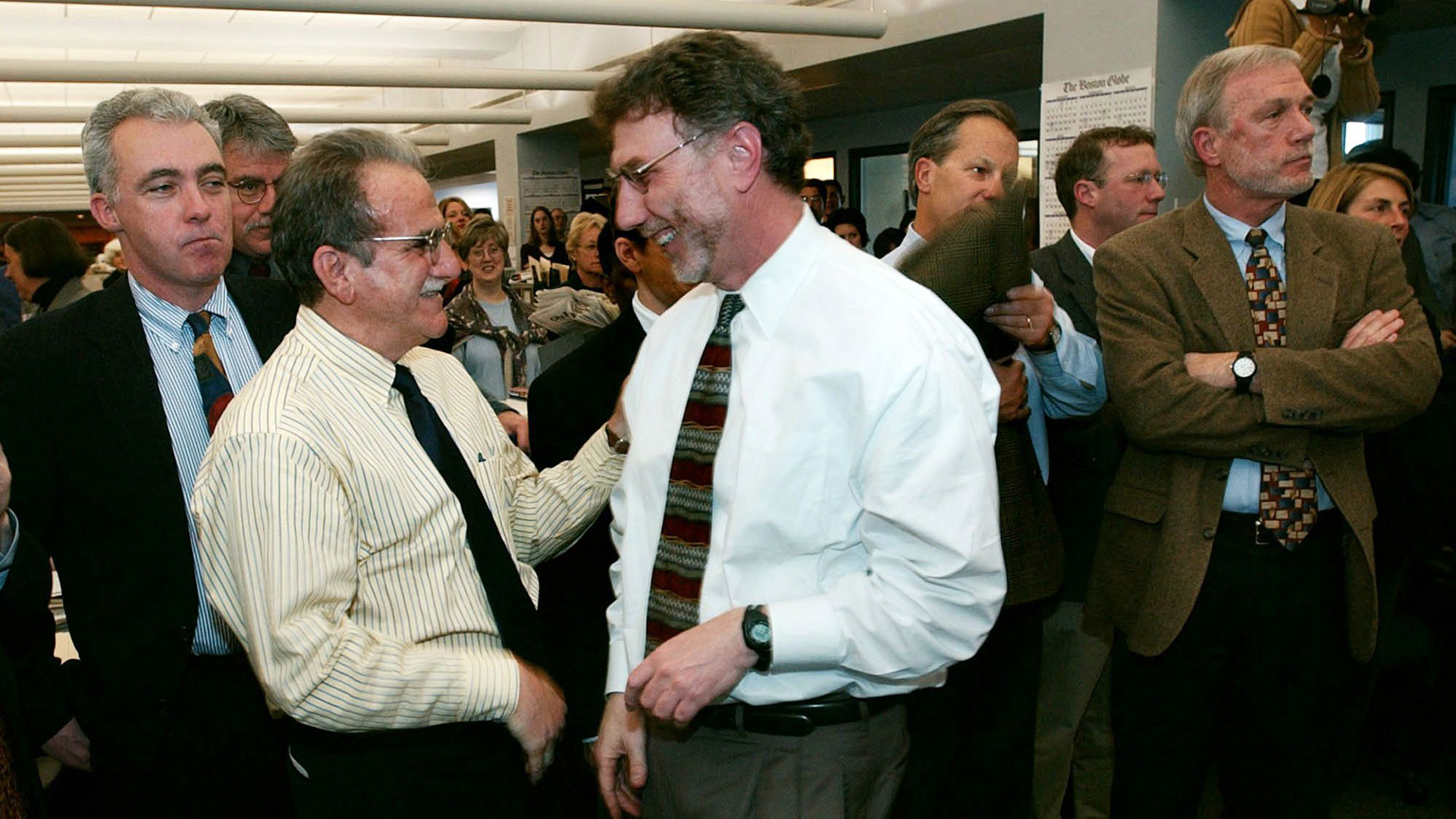 En esta foto de archivo del 7 de abril de 2003, el ex director del Boston Globe Martin Baron celebra luego de que el periódico recibiera el Premio Pulitzer en Boston. (AP /Charles Krupa, Archivo)