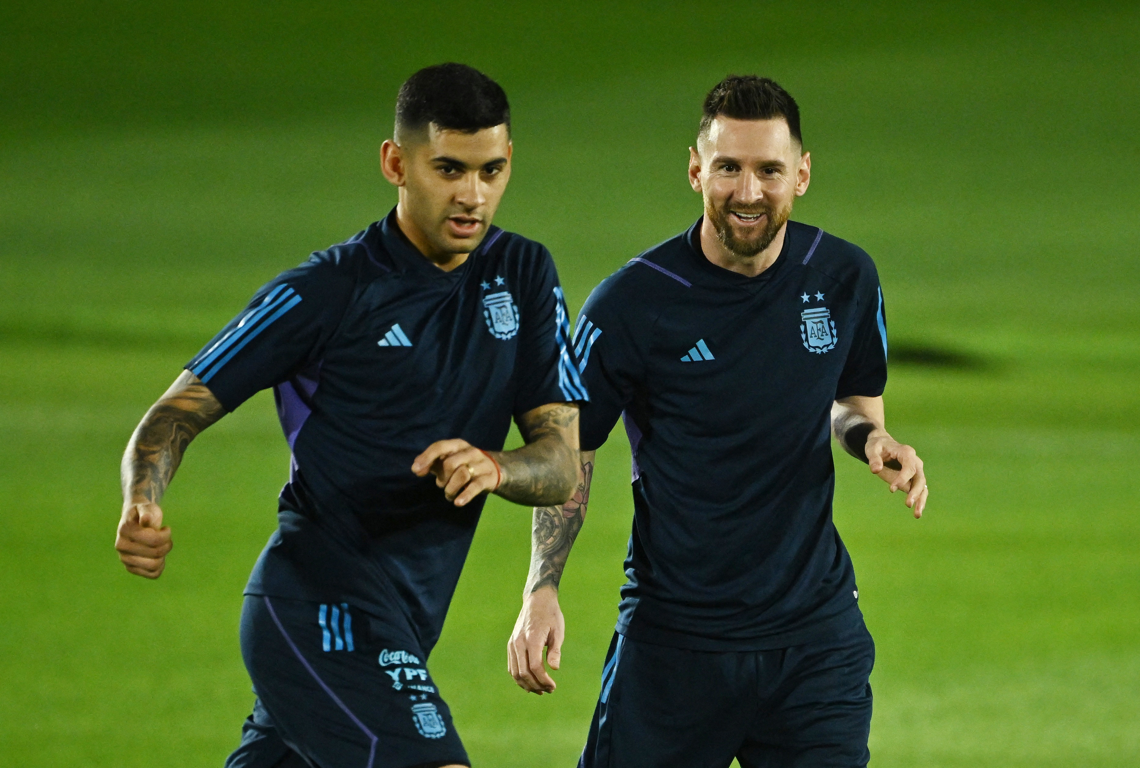 Cristian Romero y Lionel Messi en un entrenamiento de la Selección durante el Mundial de Qatar 2022 (REUTERS/Dylan Martinez)