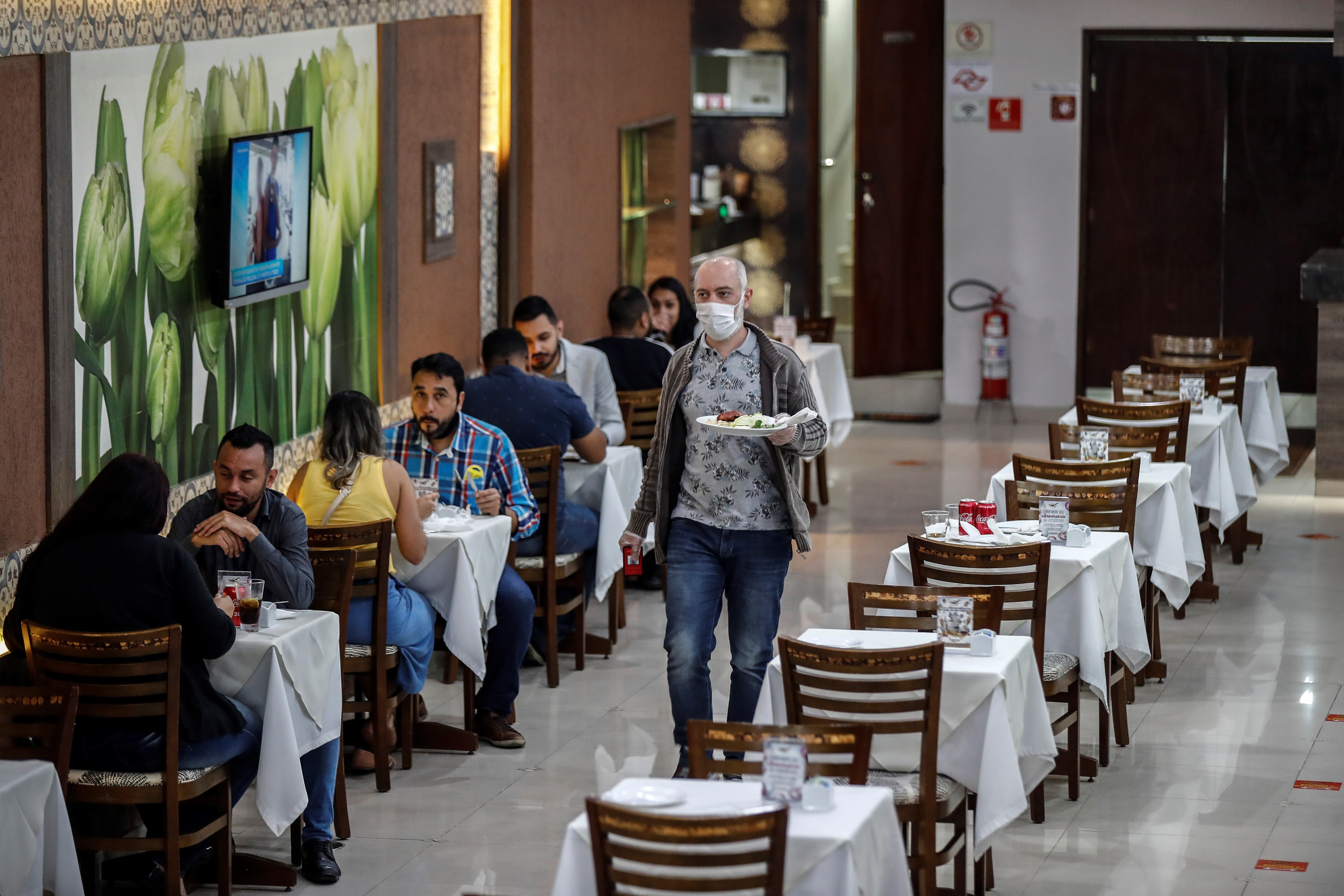 Vista general de un restaurante con atención al público de forma presencial este lunes, en Sao Paulo (Brasil). EFE/ Sebastiao Moreira