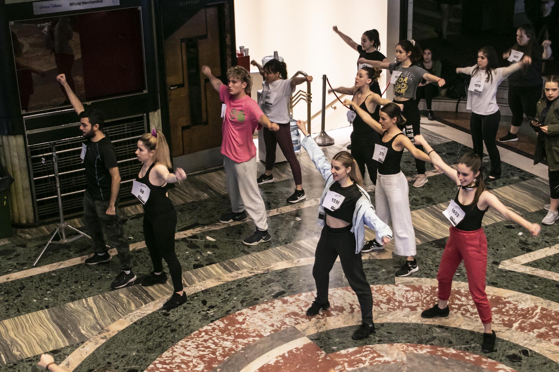 Antes de ingresar a la sala, los artistas pudieron ensayar la performance 