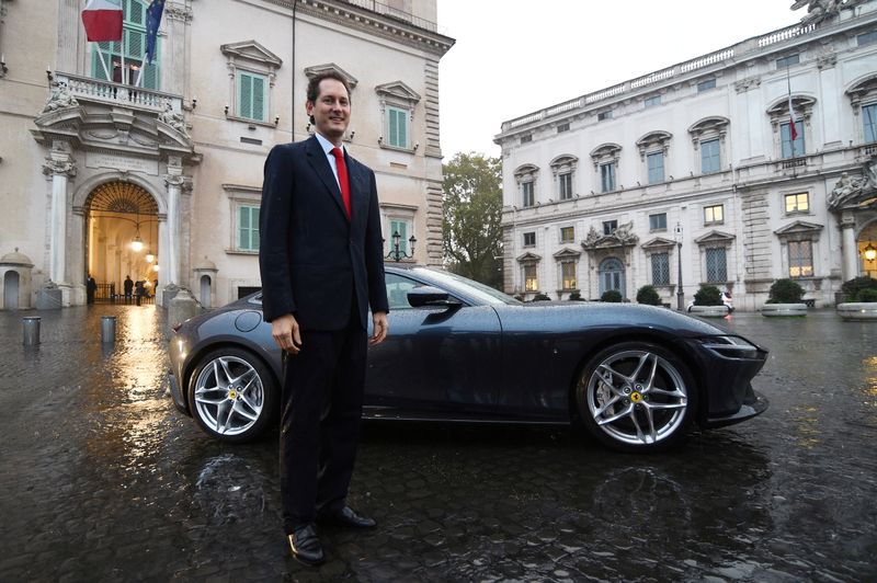 John Elkann posa junto a una Ferrari en Roma afuera del Palacio del Quirinal en una foto de archivo de noviembre 2019 (Reuters)