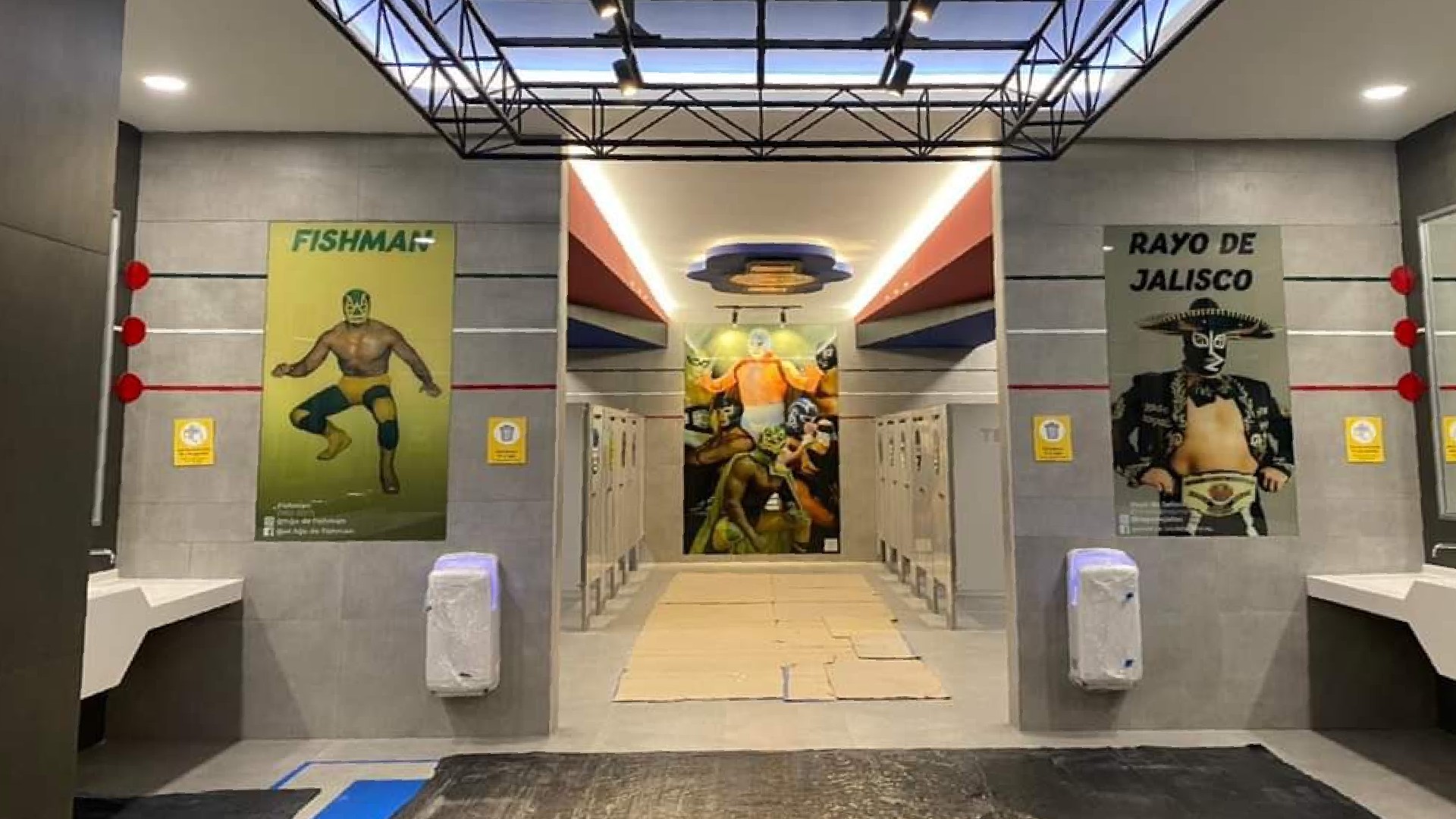 Lucha libre, la Catrina y Cri-Cri: la polémica decoración de los baños del aeropuerto de Santa Lucía