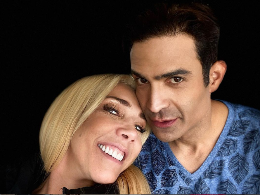 Juan Vidal con su pareja Cynthia Klitbo han sido amigos por muchos años (Foto: Instagram/@juanvidalgil)