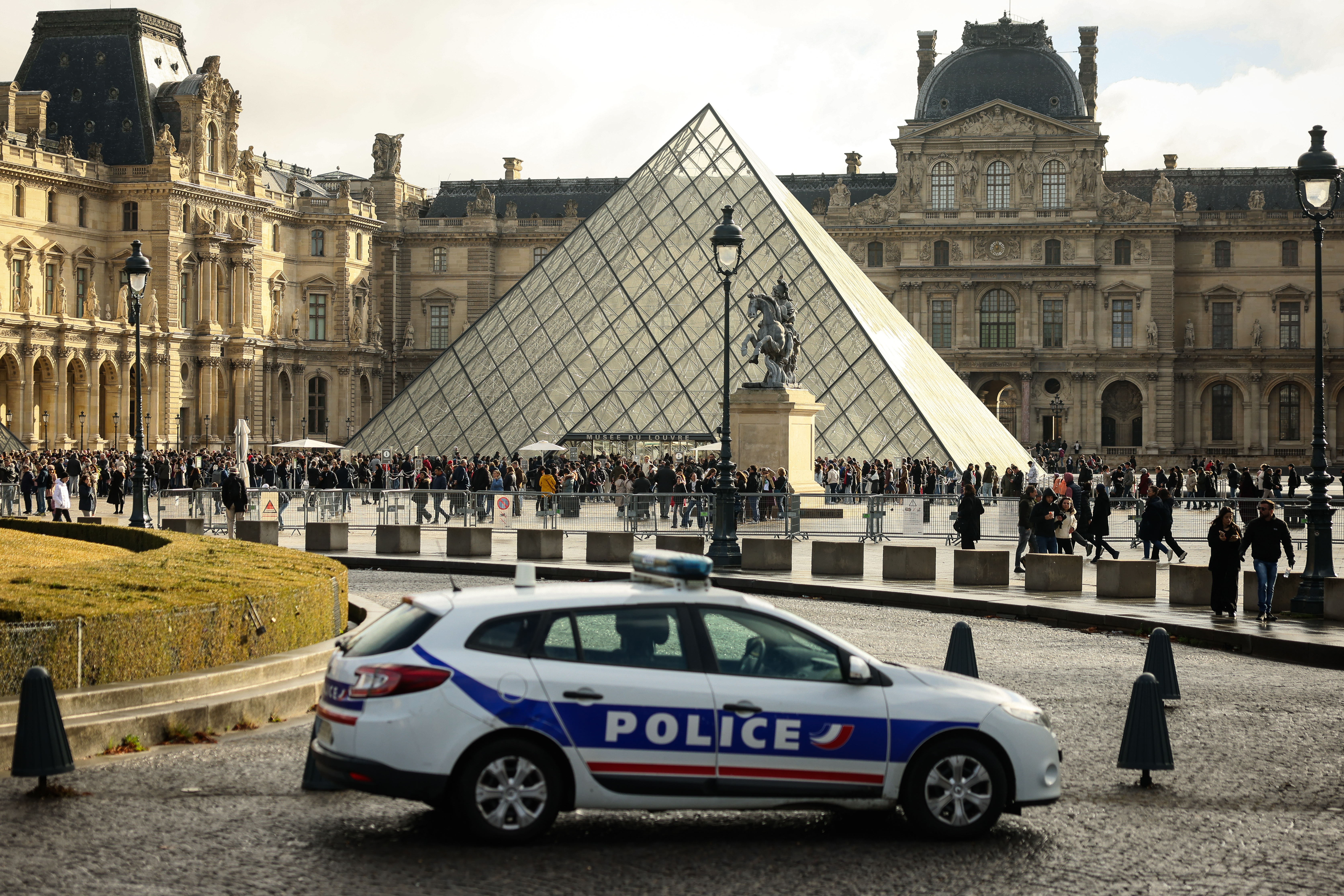 La Fiscalía de París ordenó la detención de otras cuatro personas presuntamente vinculadas al robo de joyas del Louvre