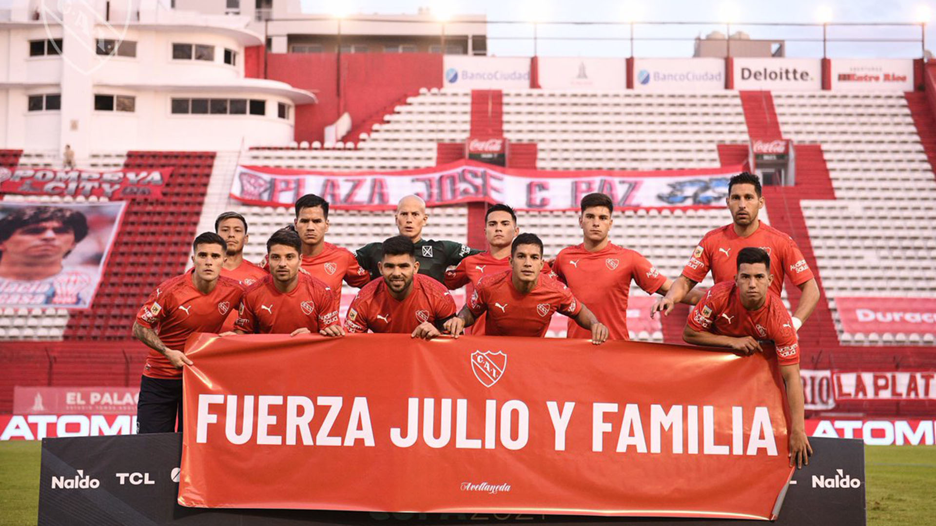 "Fuerza Julio y familia", la bandera que mostró el plantel en el partido contra Huracán (Twitter: @Independiente)