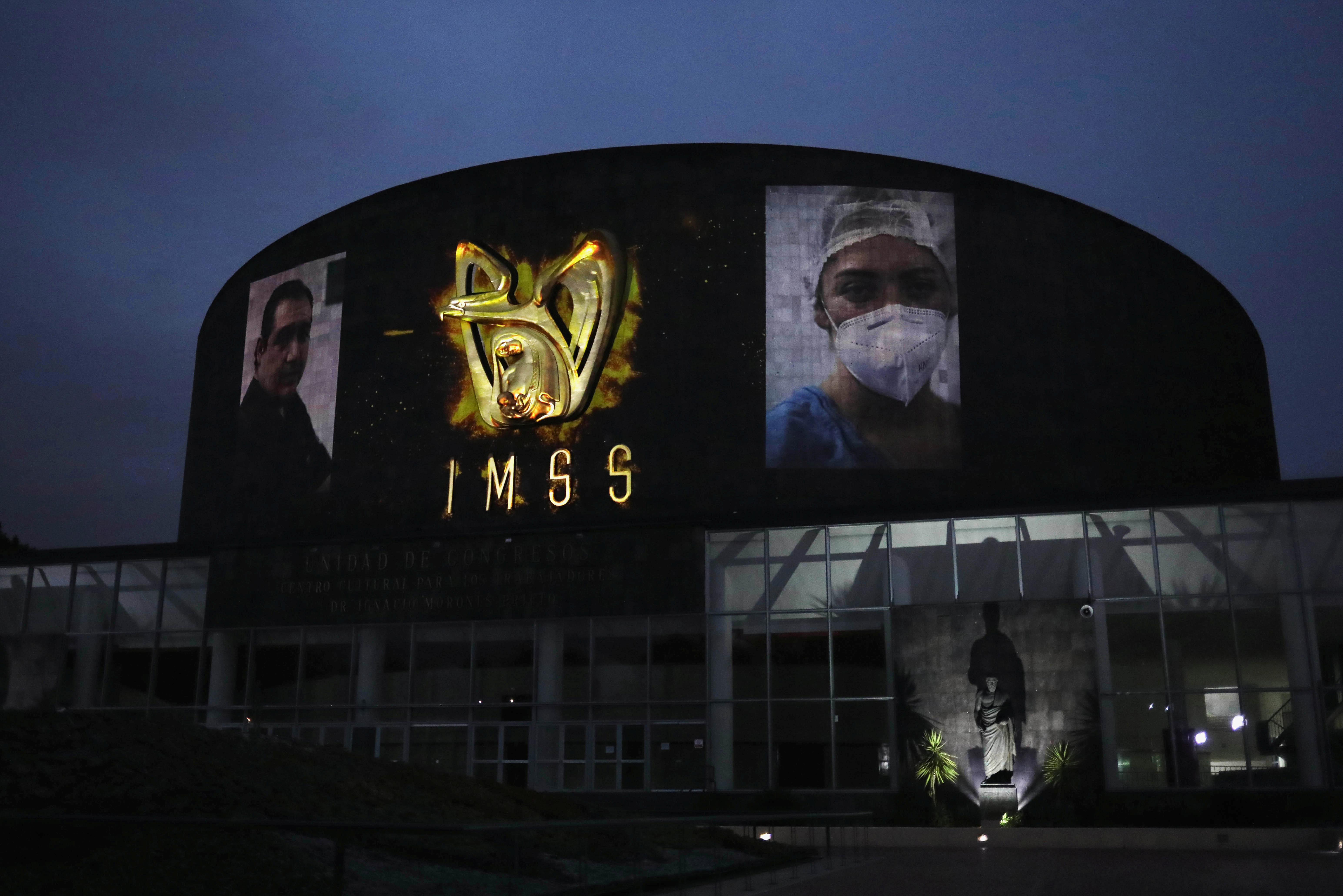 Fotografías de los médicos y enfermeras se proyectan en la pared exterior del Hospital Siglo XXI, como parte de un homenaje a los trabajadores de salud del IMSS por su labor durante la pandemia de COVID -19. (Foto: REUTERS/Henry Romero)