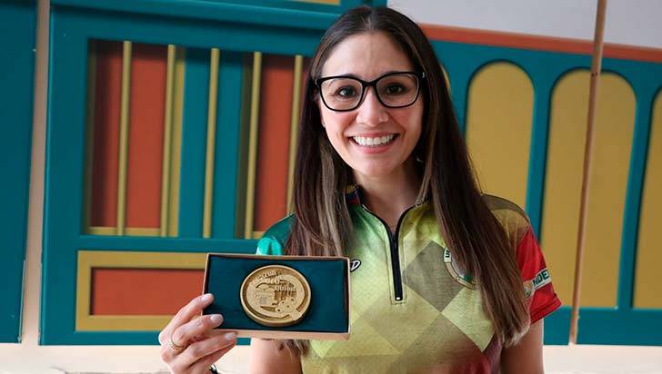 Clara Juliana Guerrero con la medalla ‘Quindío Corazón de Oro’. Foto: Gobernación del Quindío