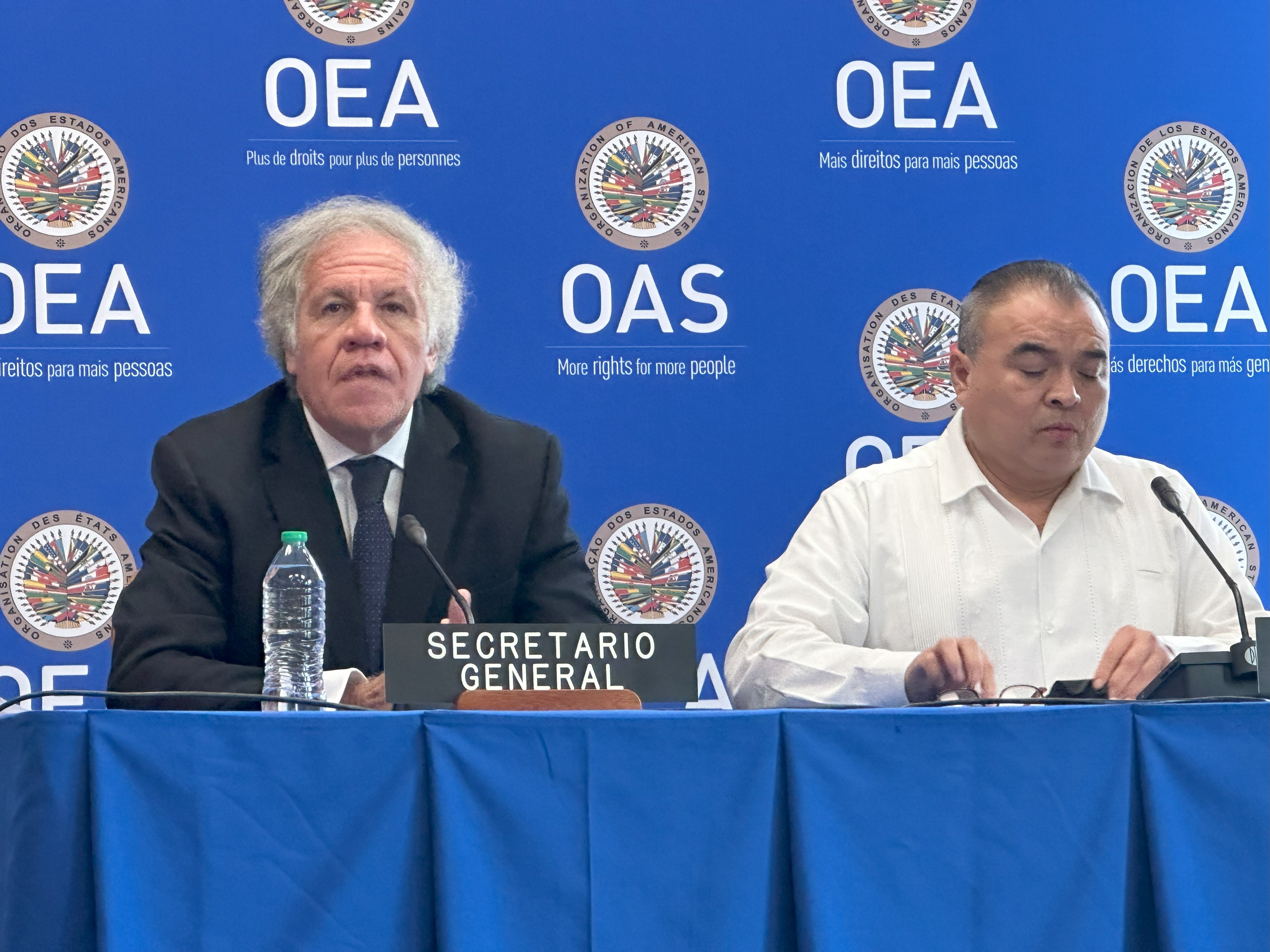 El secretario general de la OEA, Luis Almagro y el secretario general adjunto, Néstor Méndez (FOTO: Gonzalo Ferreira)