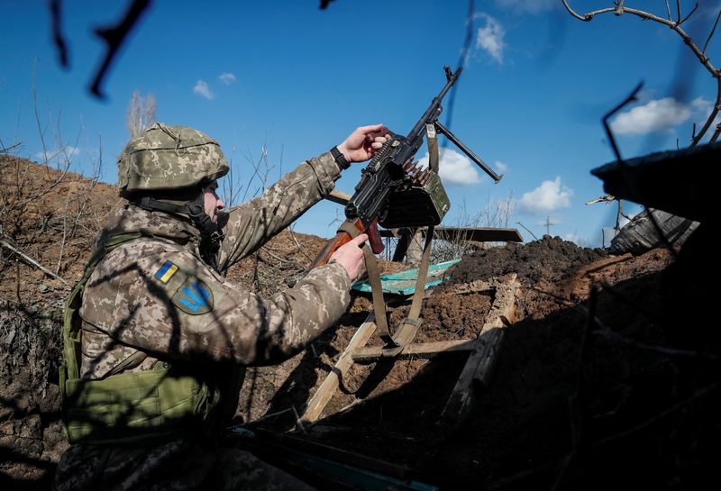 FOTO DE ARCHIVO: Un soldado ucraniano con una ametralladora en una trinchera en la línea de contacto entre las fuerzas ucranianas y los separatistas prorrusos cerca de la aldea de Travneve, en la región de Donetsk, Ucrania, el 21 de febrero de 2022. REUTERS/Gleb Garanich