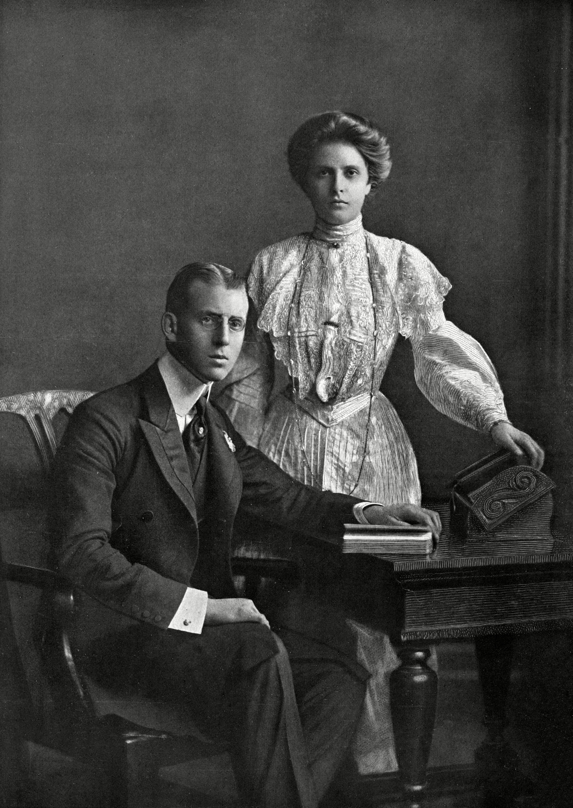 Alicia junto al príncipe Andres de Grecia y Dinamarca, poco antes de casarse en 1903 (Shutterstock)
