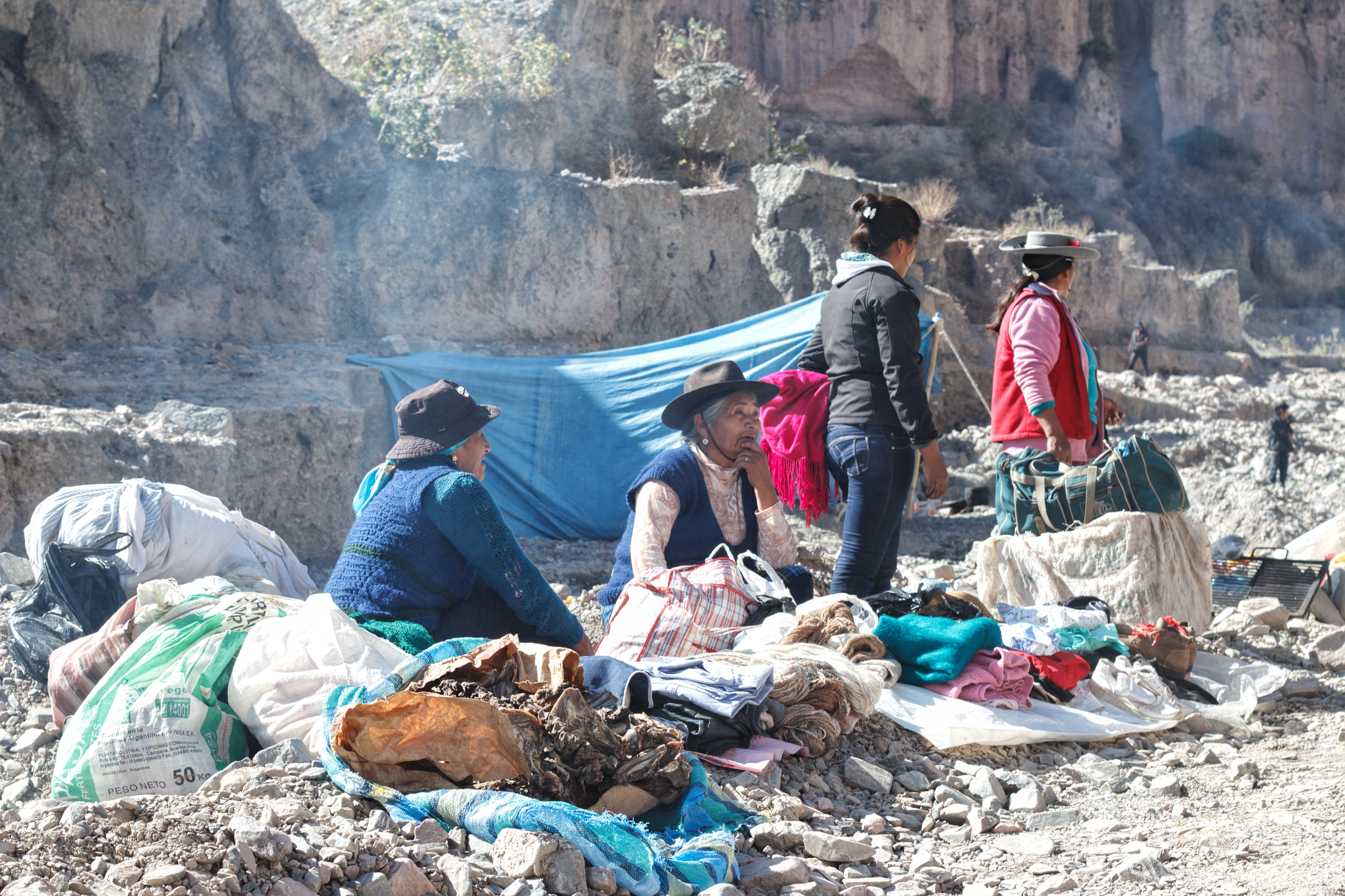 Los artesanos también realizan piezas de telar e indumentaria y las venden en varios puntos de Iruya, incluso a la vera del río (Leo Armella)