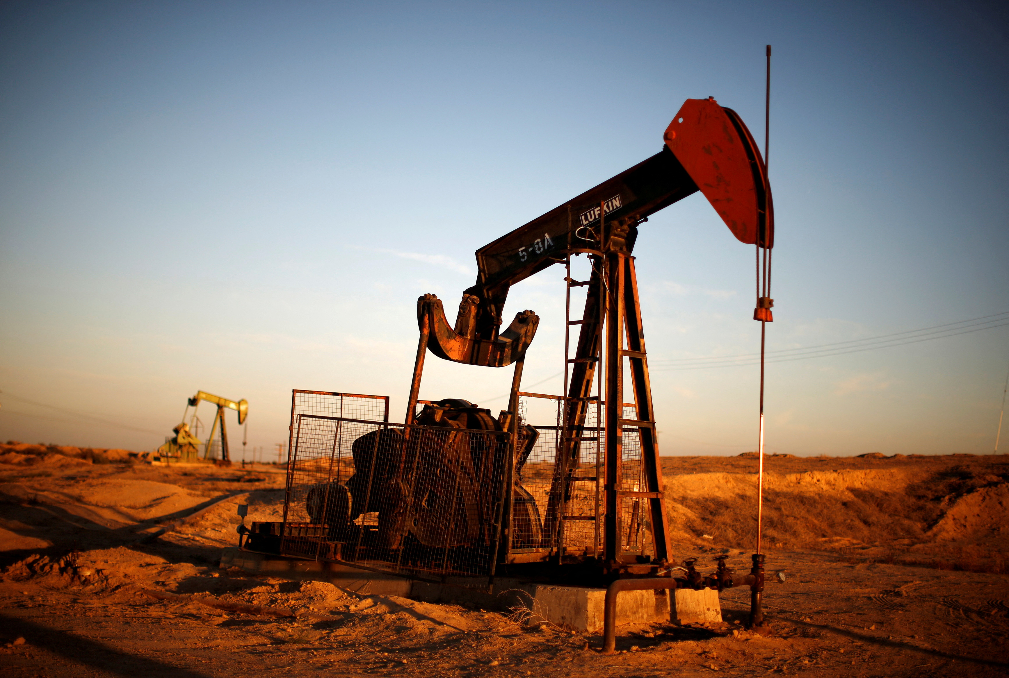 Un pozo petrolero cerca de Bakersfield, California (REUTERS/Lucy Nicholson)