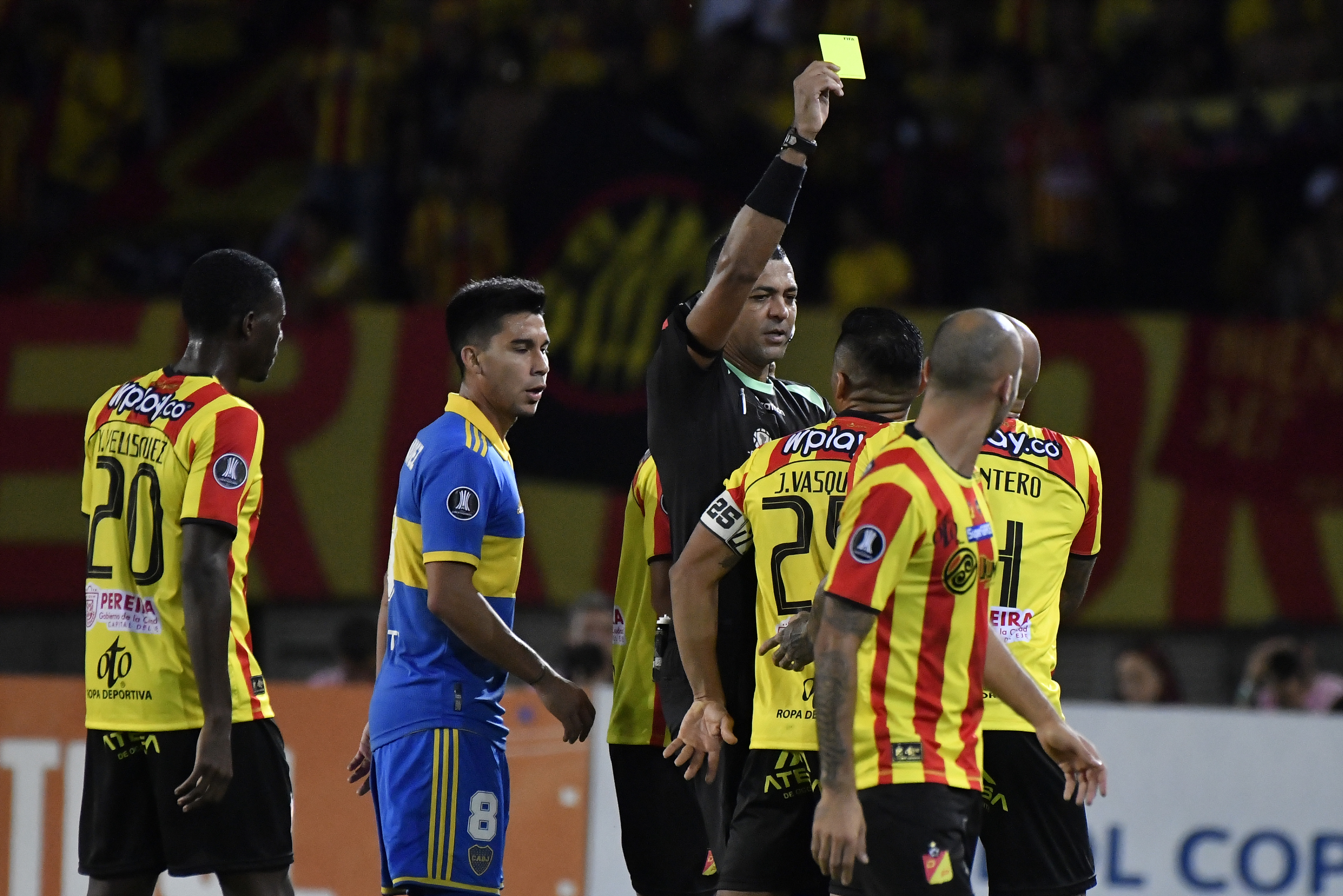 PEREIRA, COLOMBIA - MAY 24: Referee Wagner Magalhaes shows yellow card to Juan Quintero of Pereira during the Copa CONMEBOL Libertadores 2023 group F match between Deportivo Pereira and Boca Juniors at Estadio Hernan Ramirez Villegas on May 24, 2023 in Pereira, Colombia. (Photo by Gabriel Aponte/Getty Images)