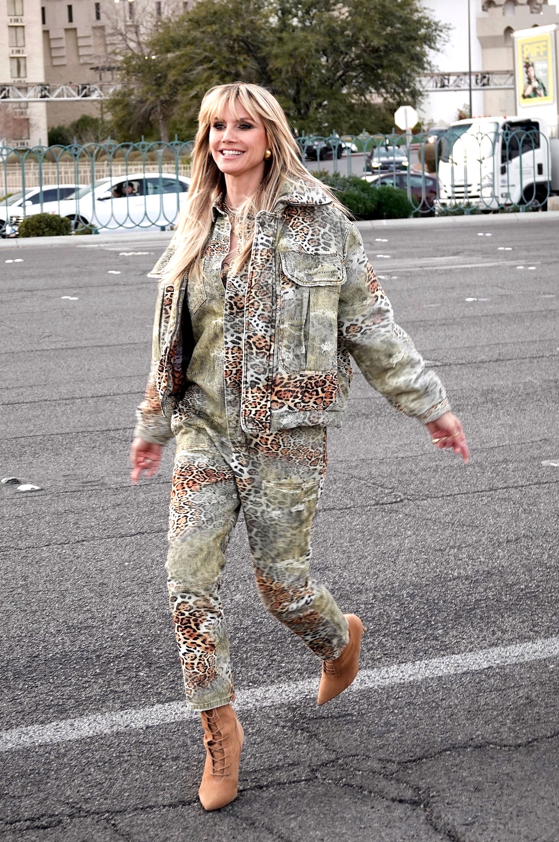 Día de trabajo. Heidi Klum fue fotografiada durante el rodaje de su programa "Next Top Model" en Las Vegas y posó para quienes la encontraron. Se la vio divertida, sonriente y con un look estampado en animal print: un catsuit que combinó con su campera