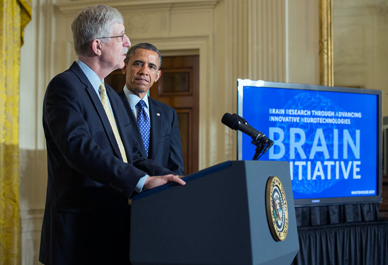En 2013, los Institutos Nacional de Salud de EE.UU, con Francis Collins como director, y el Presidente Barack Obama, lanzaron la Iniciativa BRAIN Initiative (Official White House Photo by Chuck Kennedy)