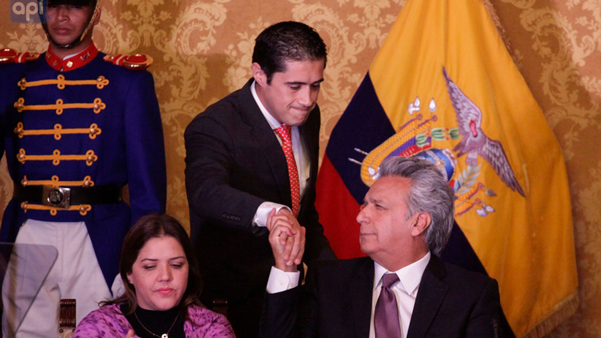 El ministro de Economía y Finanzas de Ecuador, Richard Martínez, saluda al presidente Lenín Moreno en un acto oficial en Quito (Reuters)