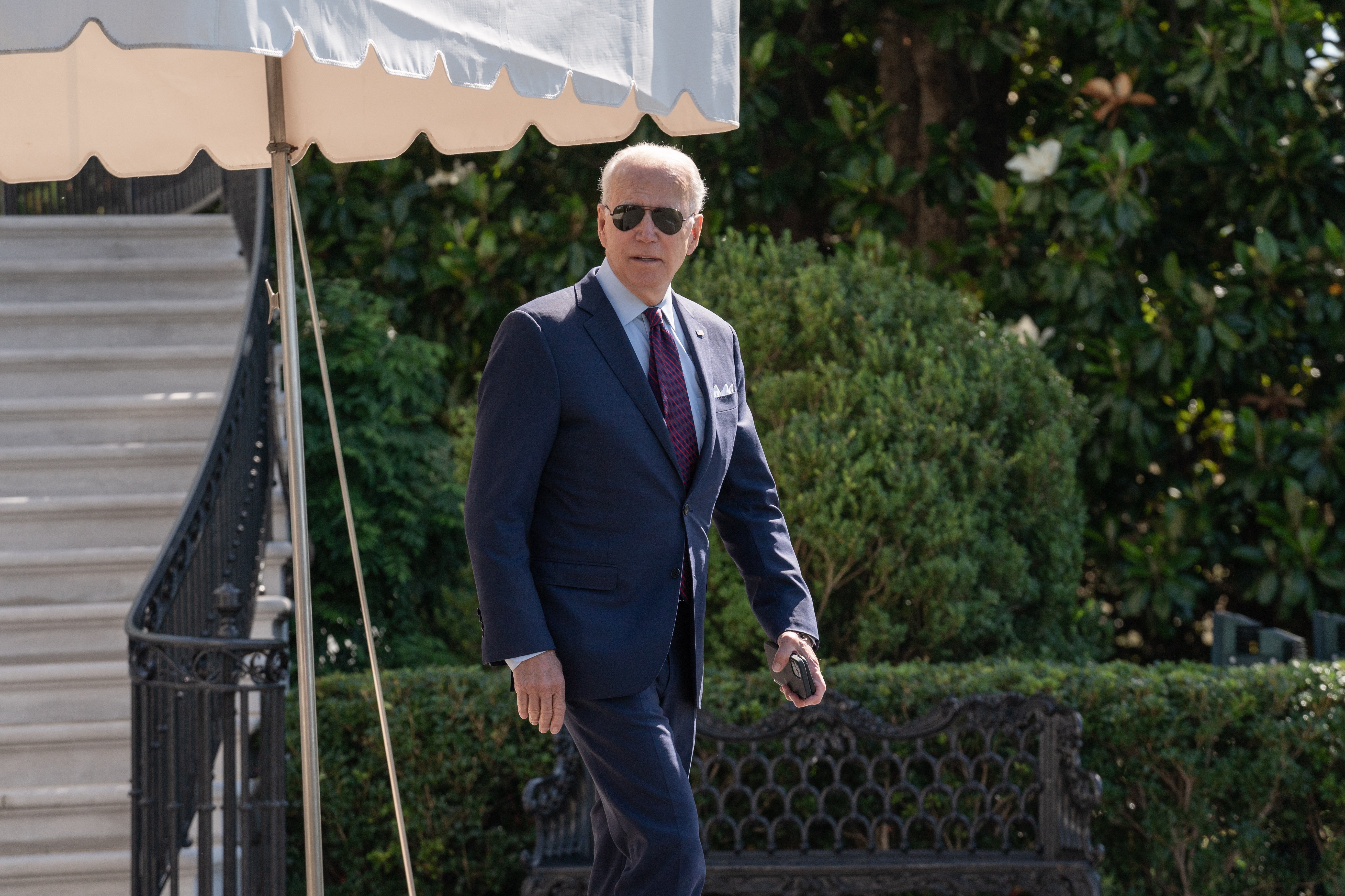 El presidente de EE.UU., Joe Biden, camina para abordar el Marine One, este 29 de junio de 2021, en la Casa Blanca, Washington. EFE/Ken Cedeno/Pool

