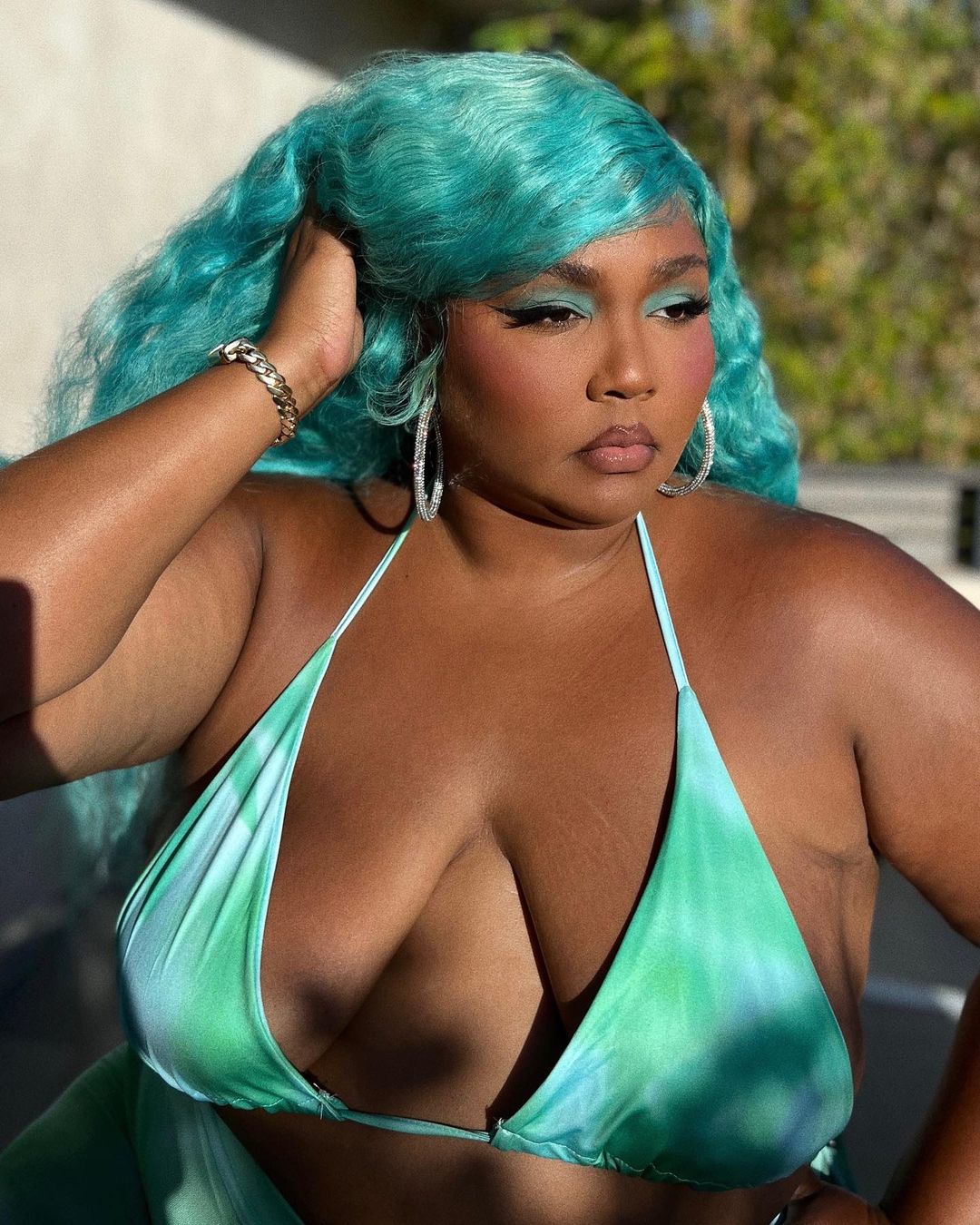 Lizzo remembers from time to time on her Instagram account that she is beautiful.  (@lizzobeeating)