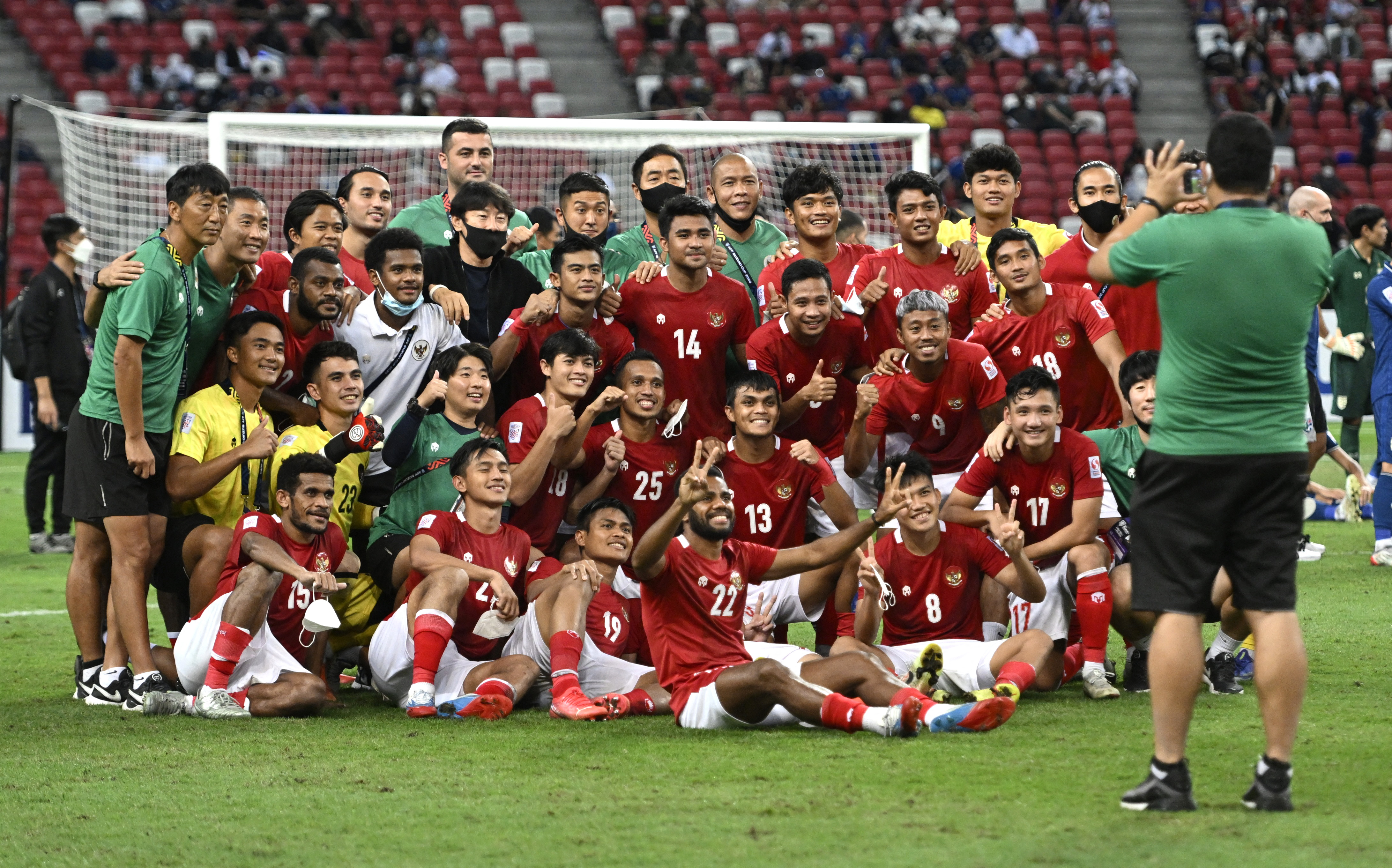 Soccer Football - Suzuki Cup - Final - Second Leg - Thailand v Indonesia - National Stadium, Singapore - January 1, 2022 Indonesia players pose for a photograph after the match REUTERS/Caroline Chia