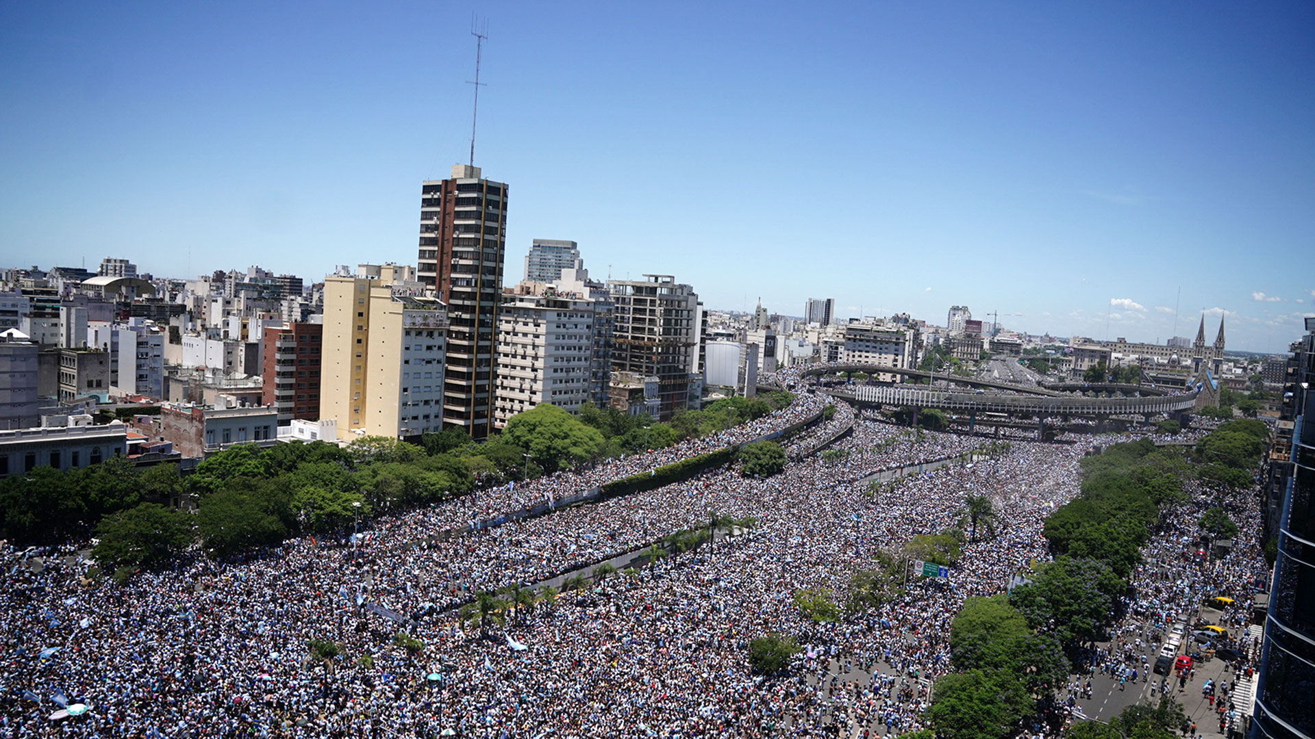 Las calles del país se llenaron de ciudadanos celebrando el título (Foto: Franco Fafasuli)