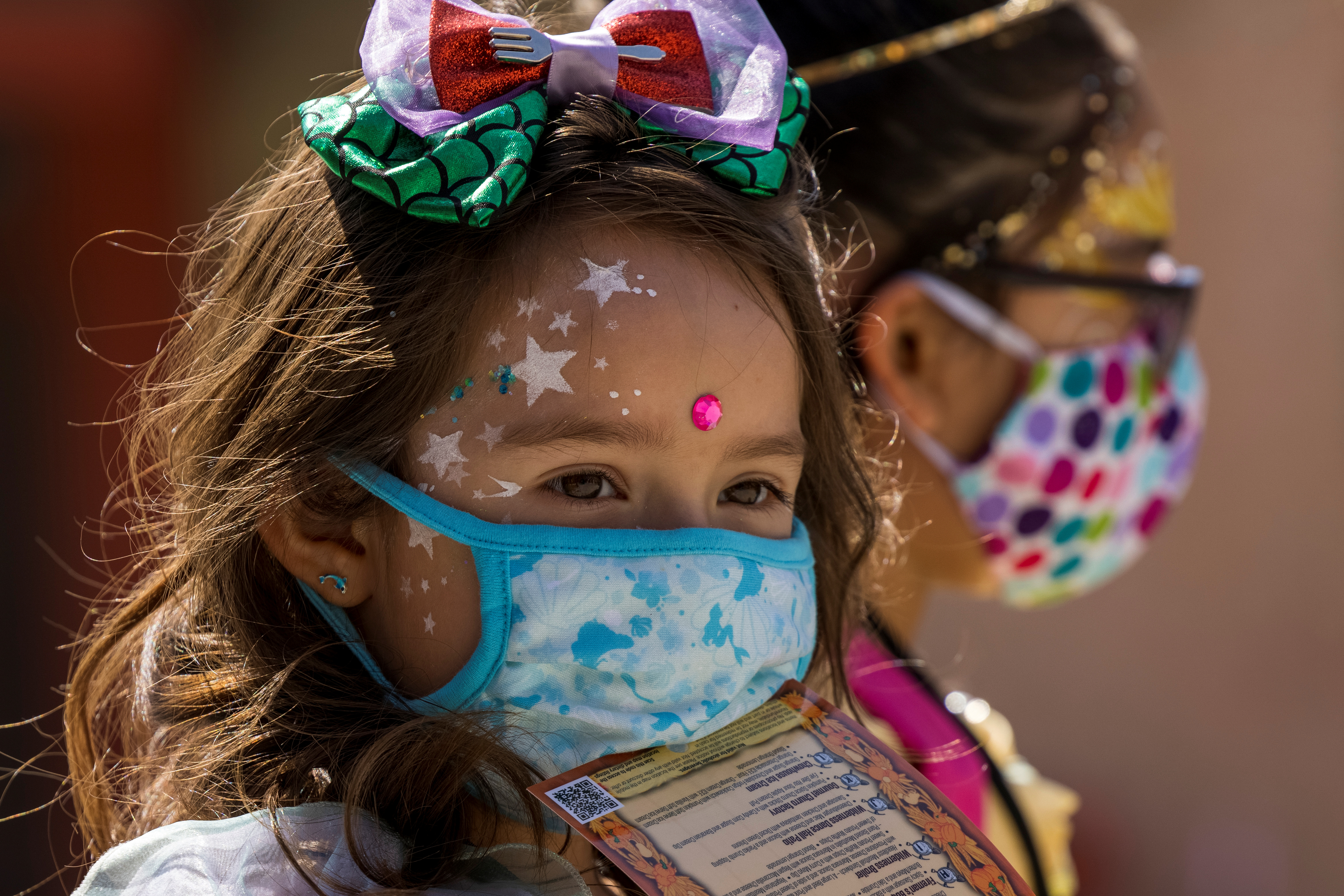 Niños con máscaras y disfraces mientras asisten a la atracción temática de Halloween de Knott's Berry Farm con distanciamiento social durante el brote de la enfermedad del coronavirus (COVID-19) en Buena Park, California (Reuters)