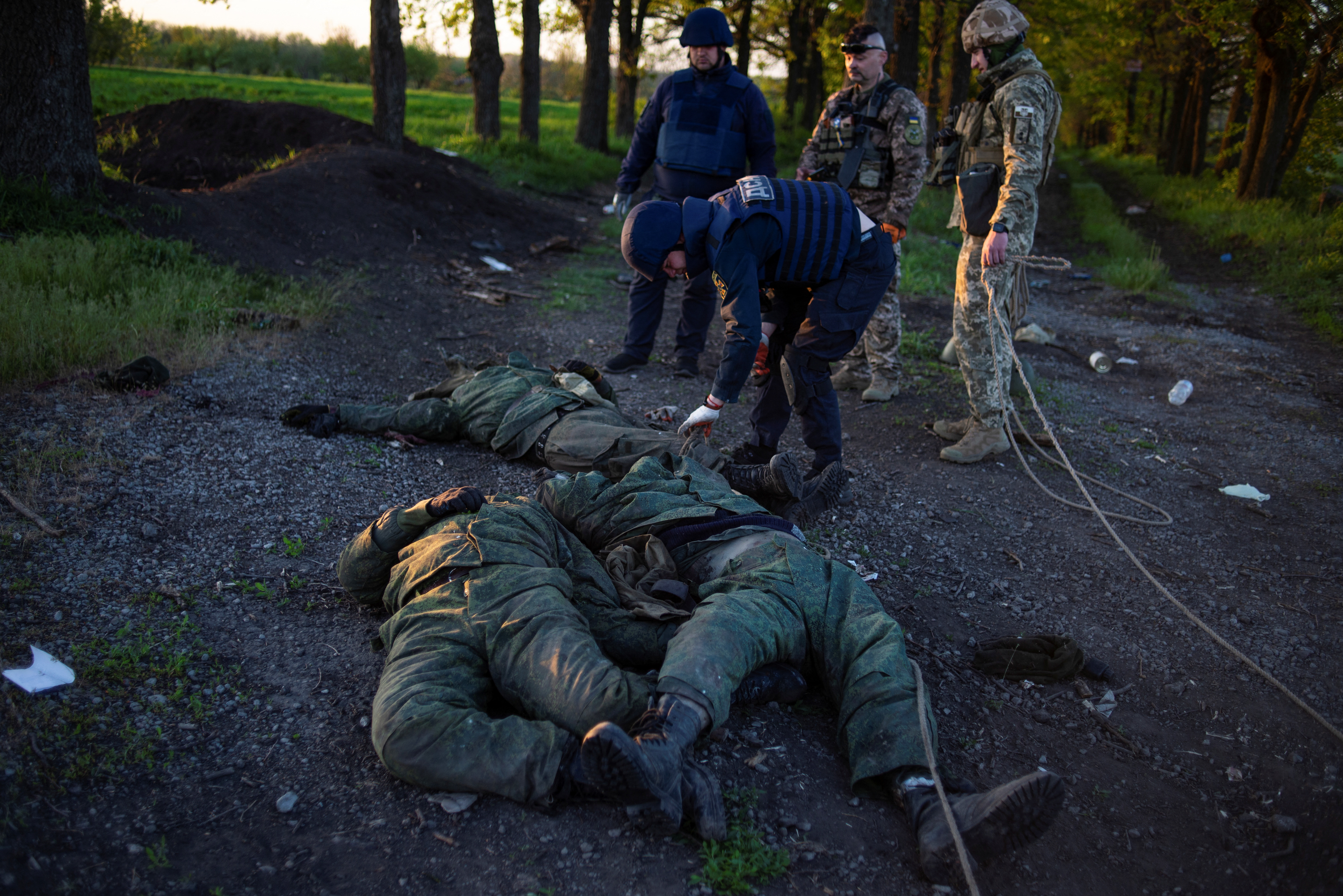 Revisión de cuerpos de soldados rusos en Kharkiv (Reuters)