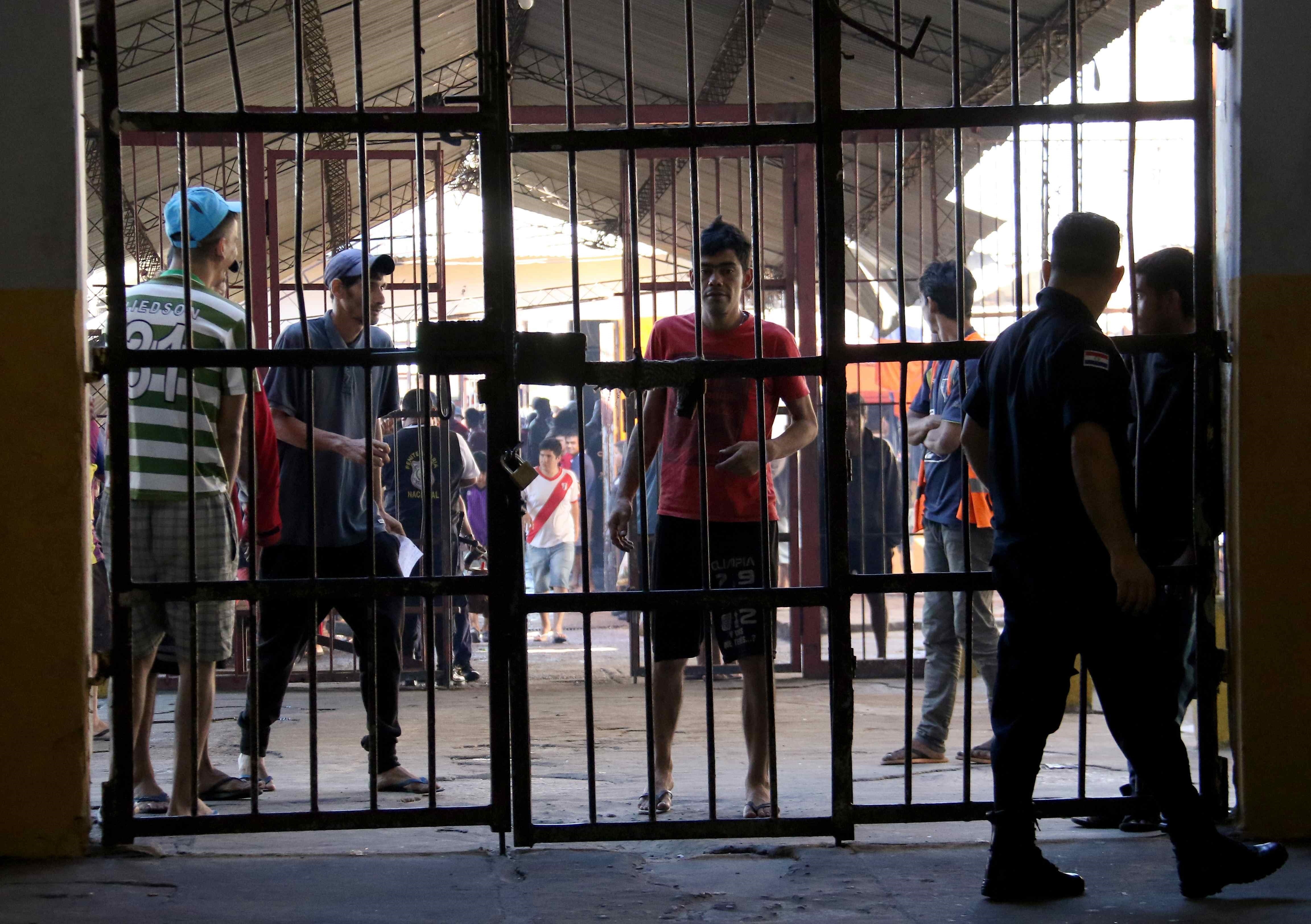 Al menos 30 reclusos se fugan de una cárcel en Paraguay