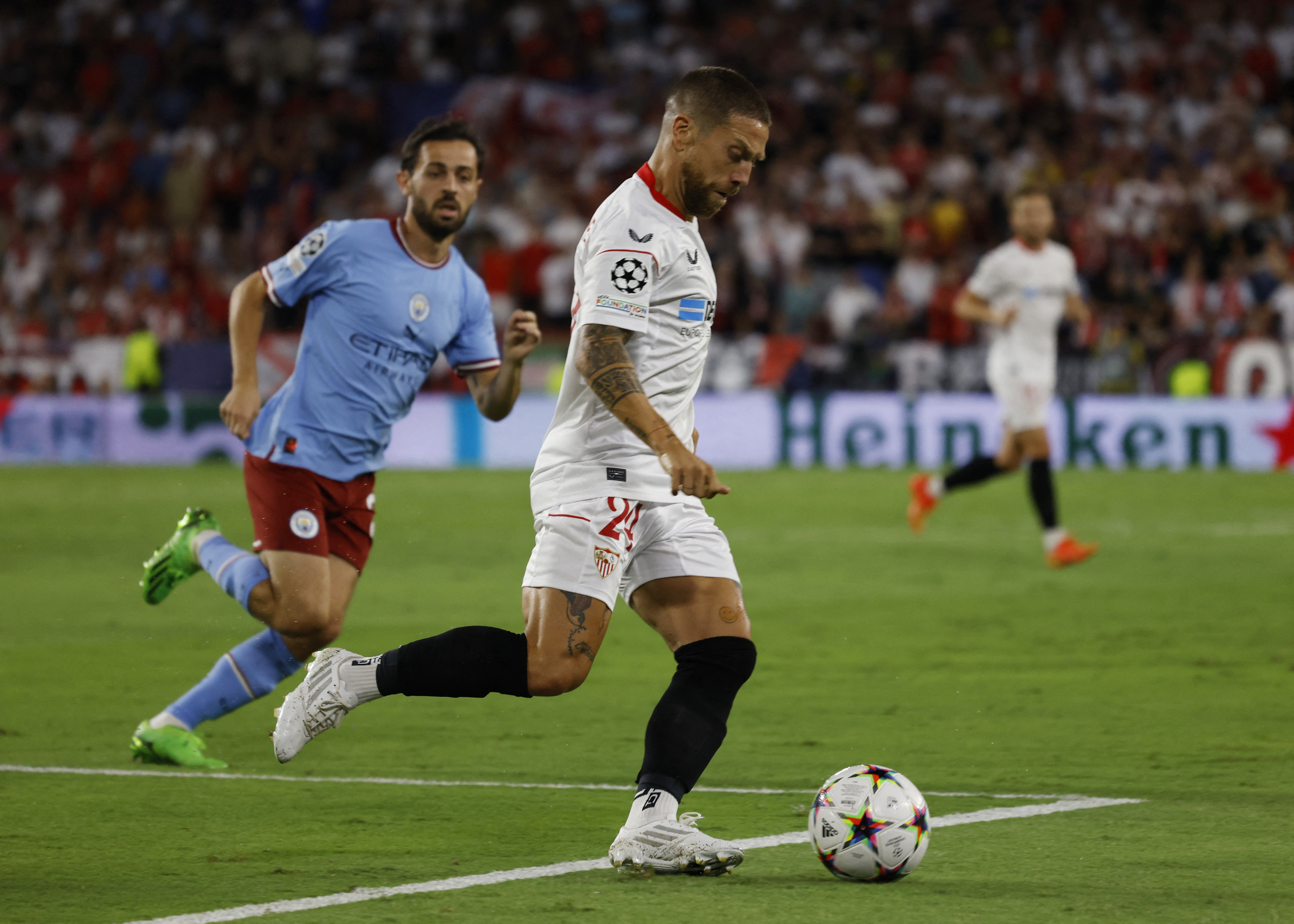 Alejandro Papu Gómez remata en el partido de Champions League entre Sevilla y Manchester City (REUTERS/Marcelo Del Pozo)