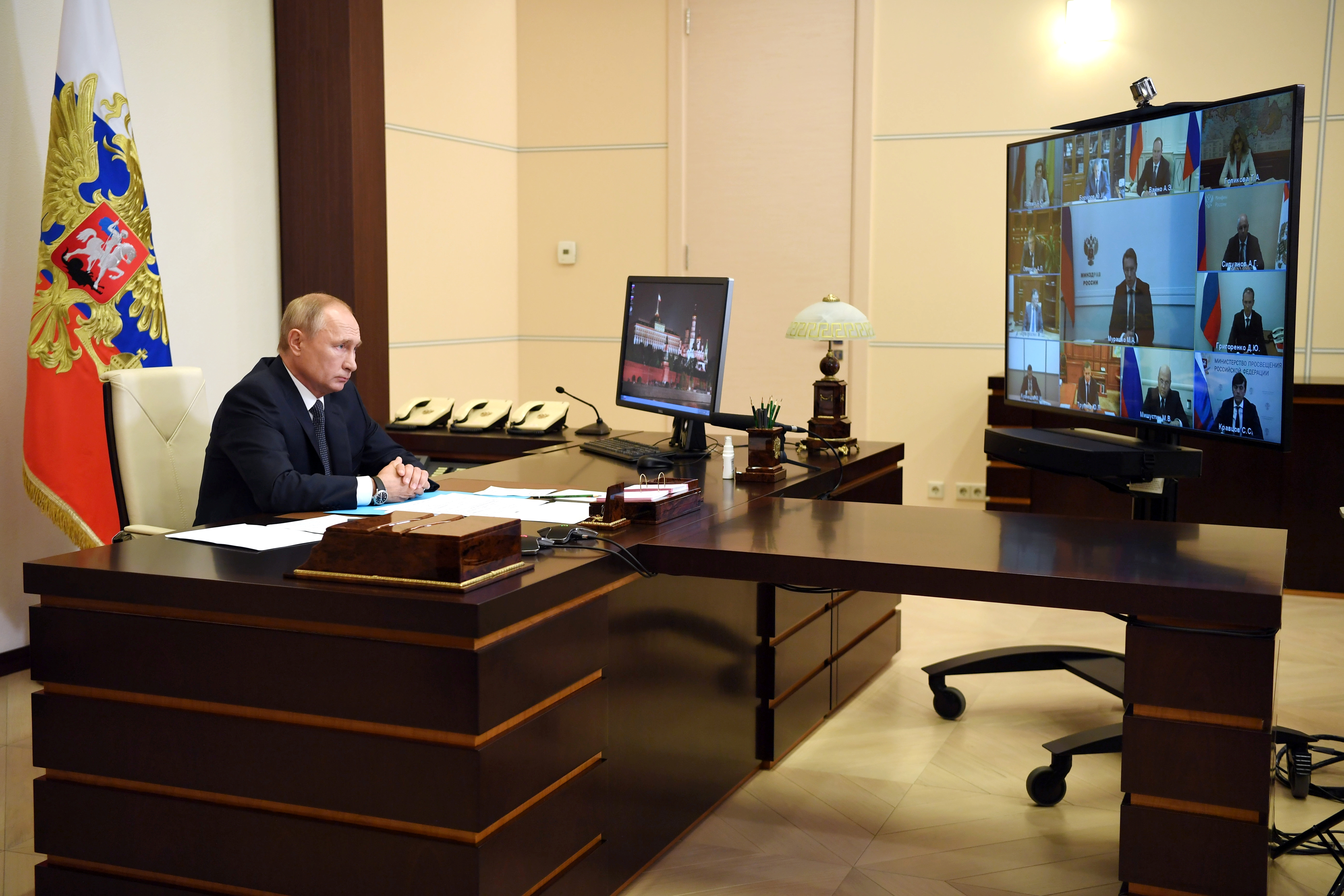 El presidente ruso, Vladimir Putin, preside una reunión con miembros del gobierno a través de un enlace de video. (Foto: Sputnik/Aleksey Nikolskyi/Kremlin via REUTERS)