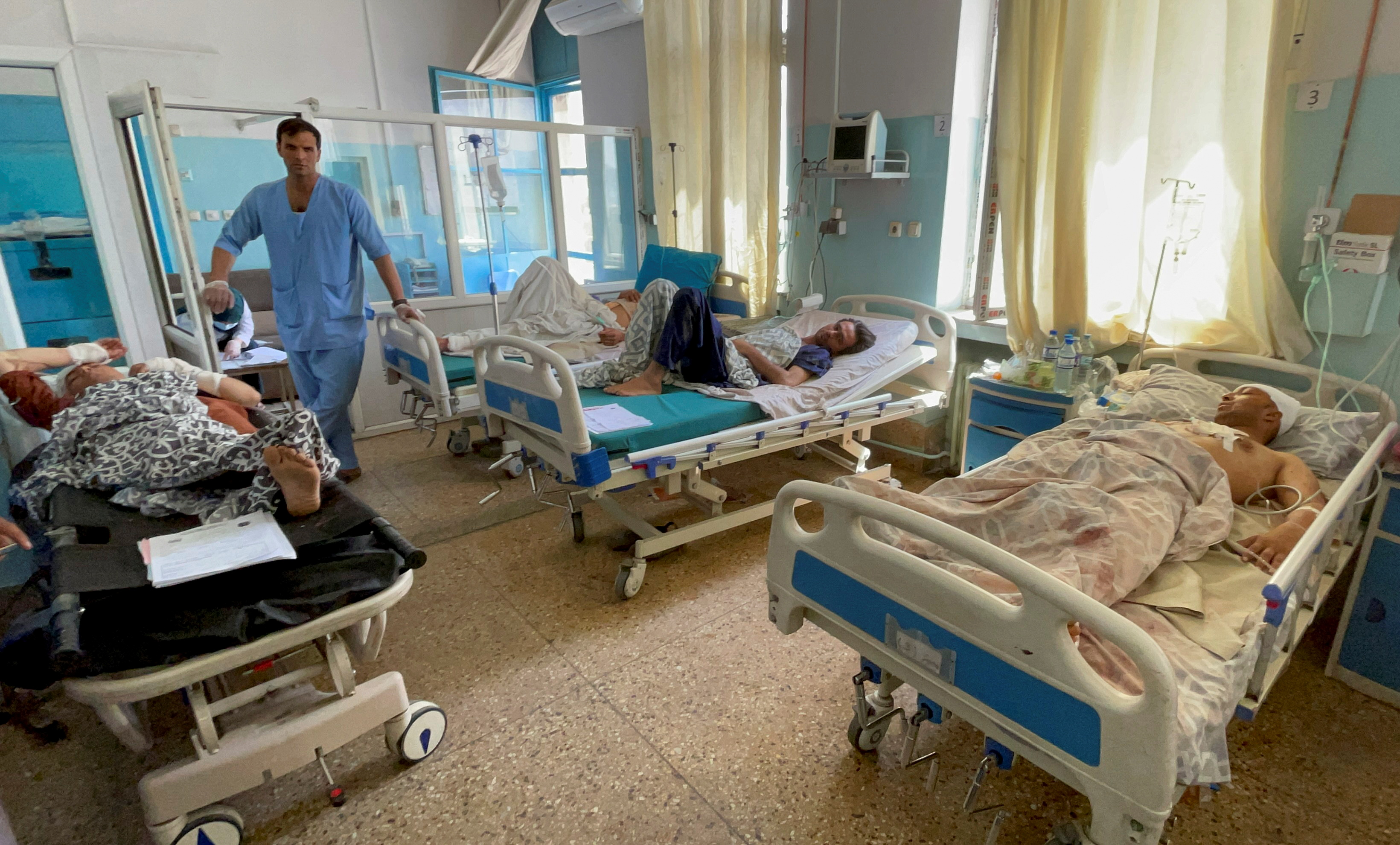 Heridos reciben tratamiento en un hospital de Kabul tras el atentado del jueves (REUTERS/Stringer)