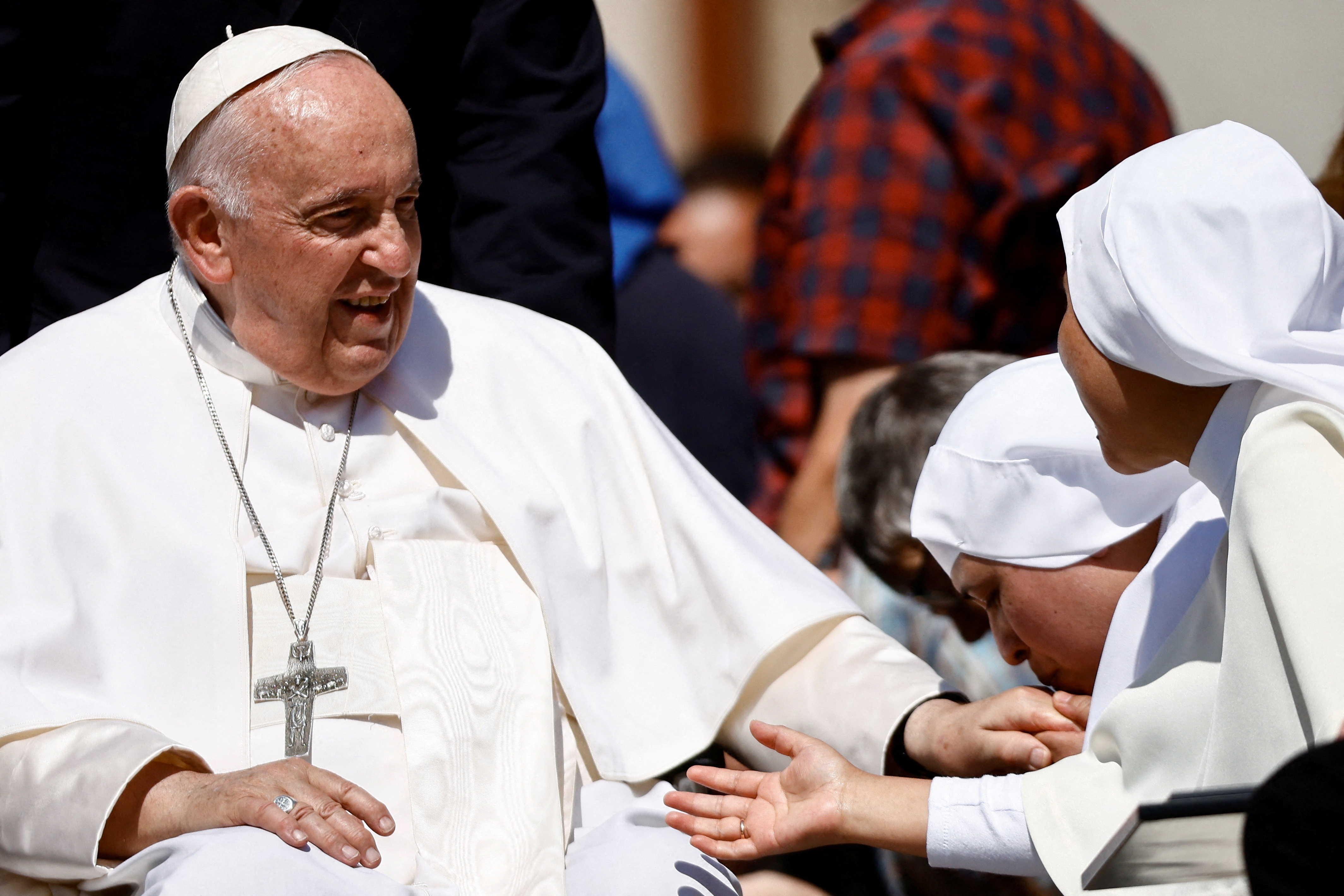 El papa Francisco llegó al hospital Gemelli de Roma para ser sometido a una cirugía intestinal de urgencia      