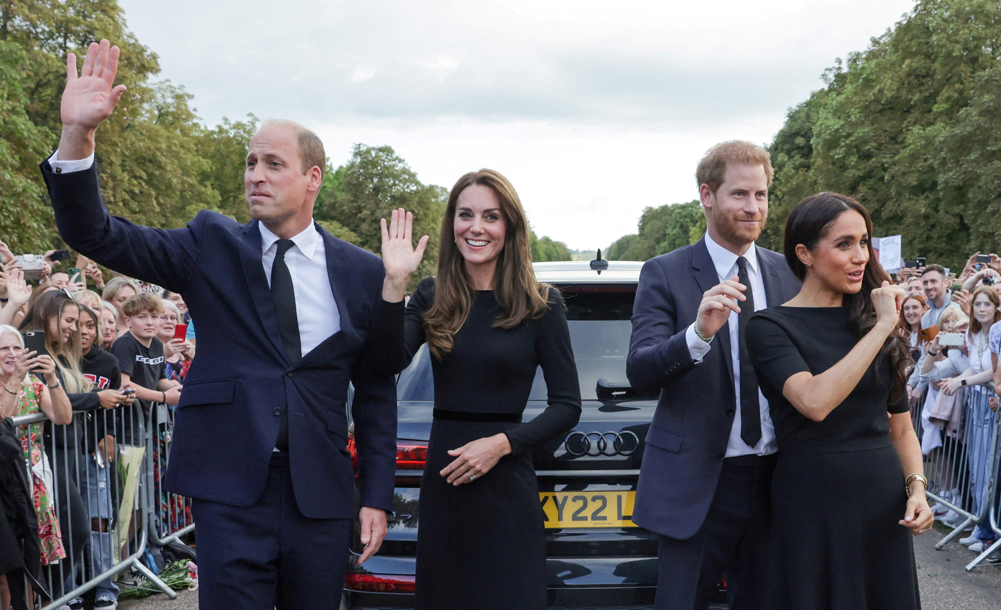 Los hermanos William y Harry con respectivas esposas saludan al público en el Castillo de Windsor, tras el fallecimiento de la reina Isabel  (Reuters)