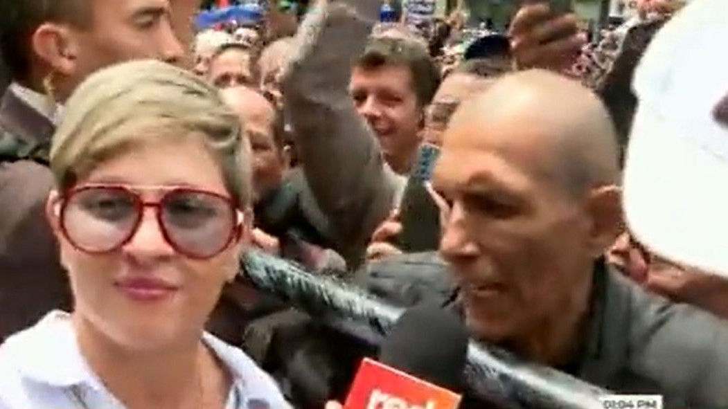 De primera dama a reportera: Verónica Alcocer se le midió a hacer entrevistas durante las protestas a favor de Gustavo Petro